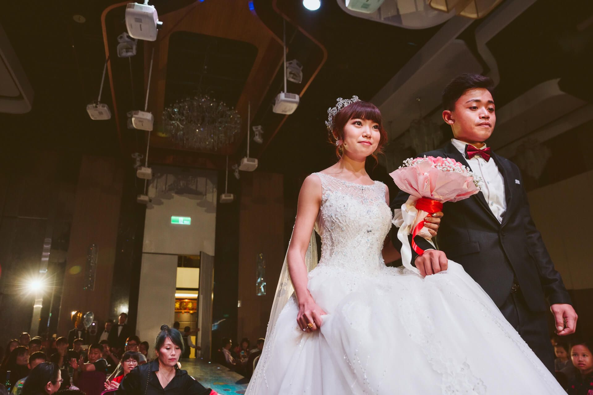 台中海港城國際宴會廳婚禮紀錄：Wei & Yi 在華麗百坪殿堂的璀璨幸福盛宴