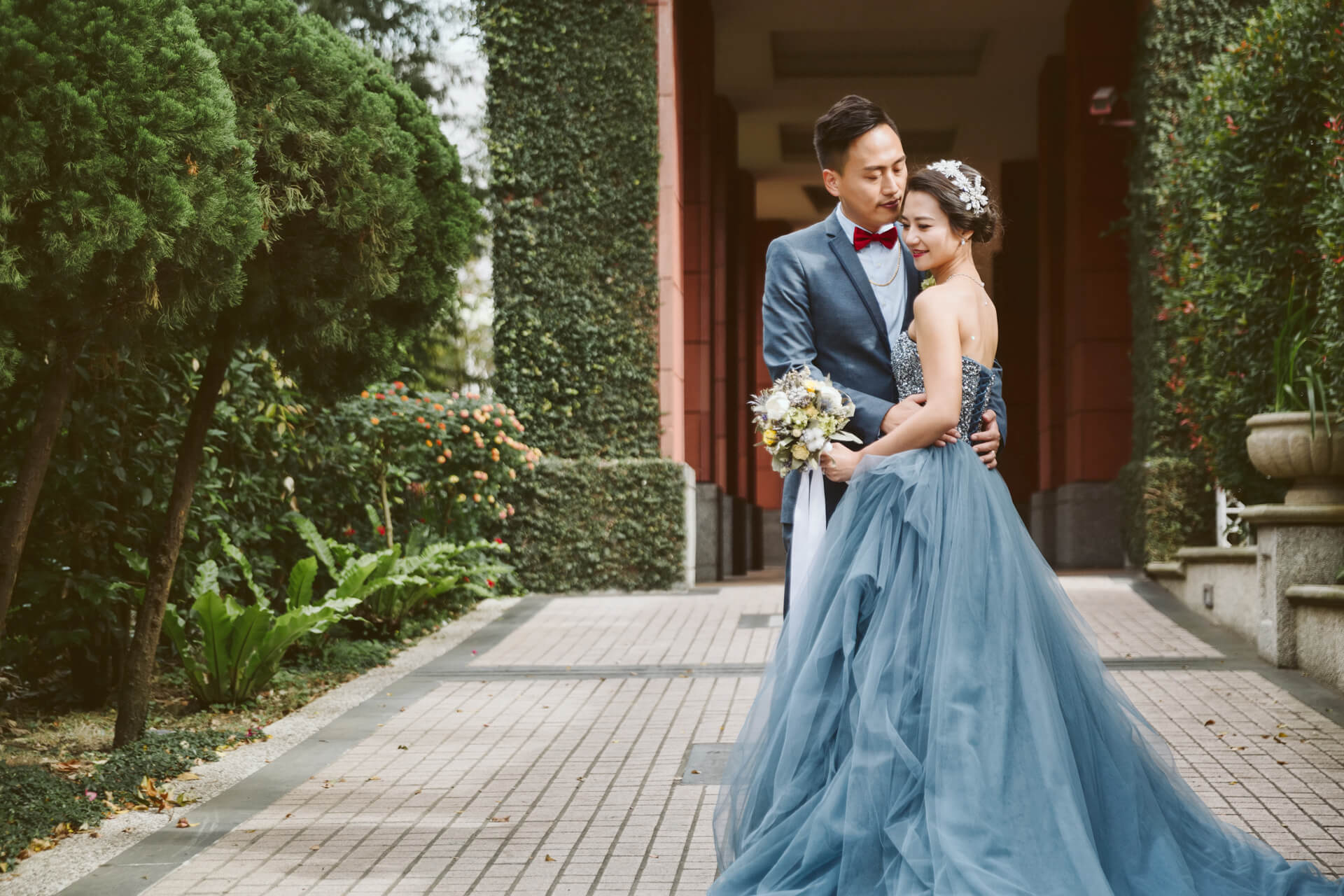 台北維多麗亞酒店婚禮紀錄：Mike & Ivy 在紅磚古堡與池畔綠意下的電影感盛宴