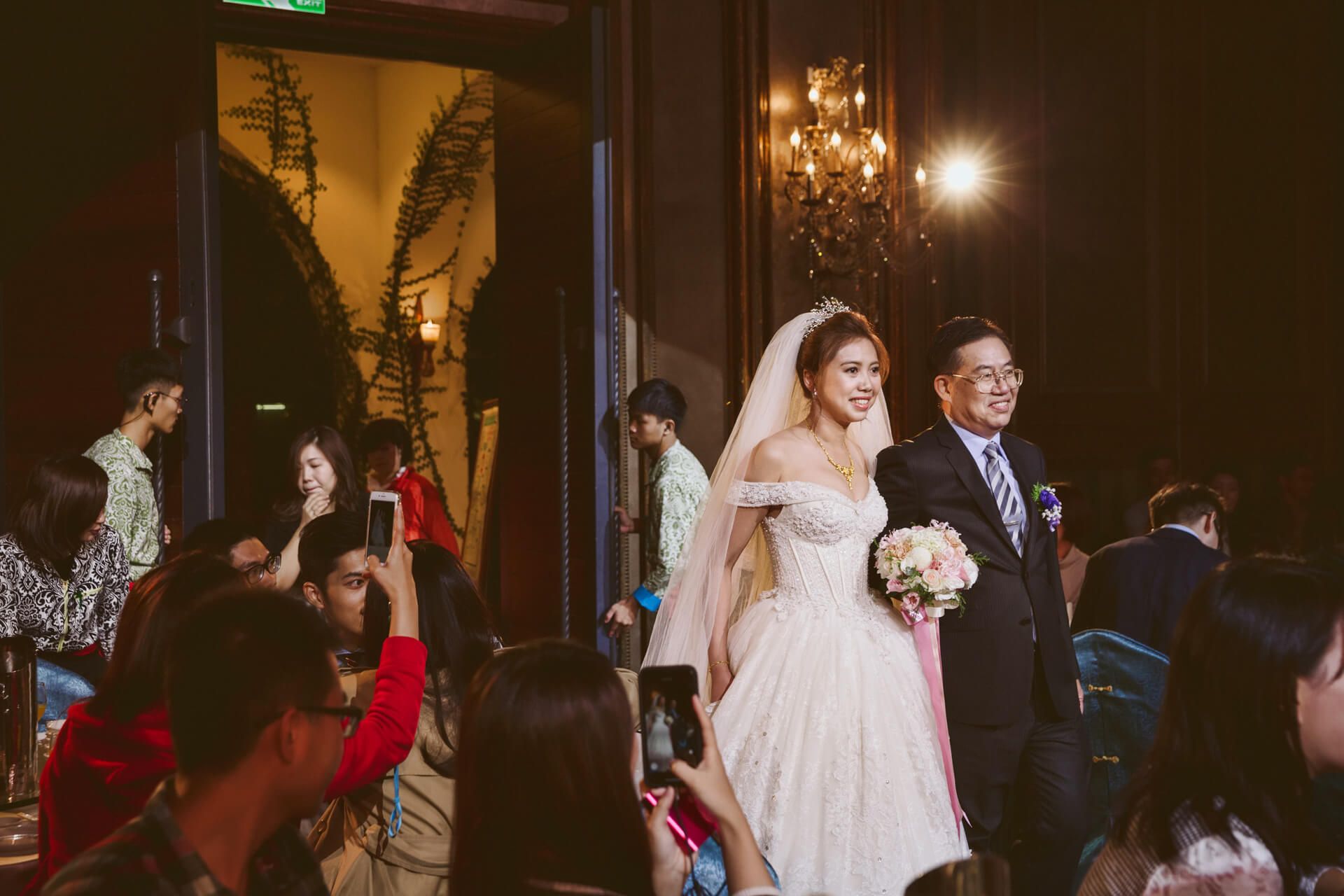 香格里拉冬山河渡假飯店婚禮紀錄：Peter & Hannah 在永恆水教堂與夜空煙火下的夢幻史詩章節
