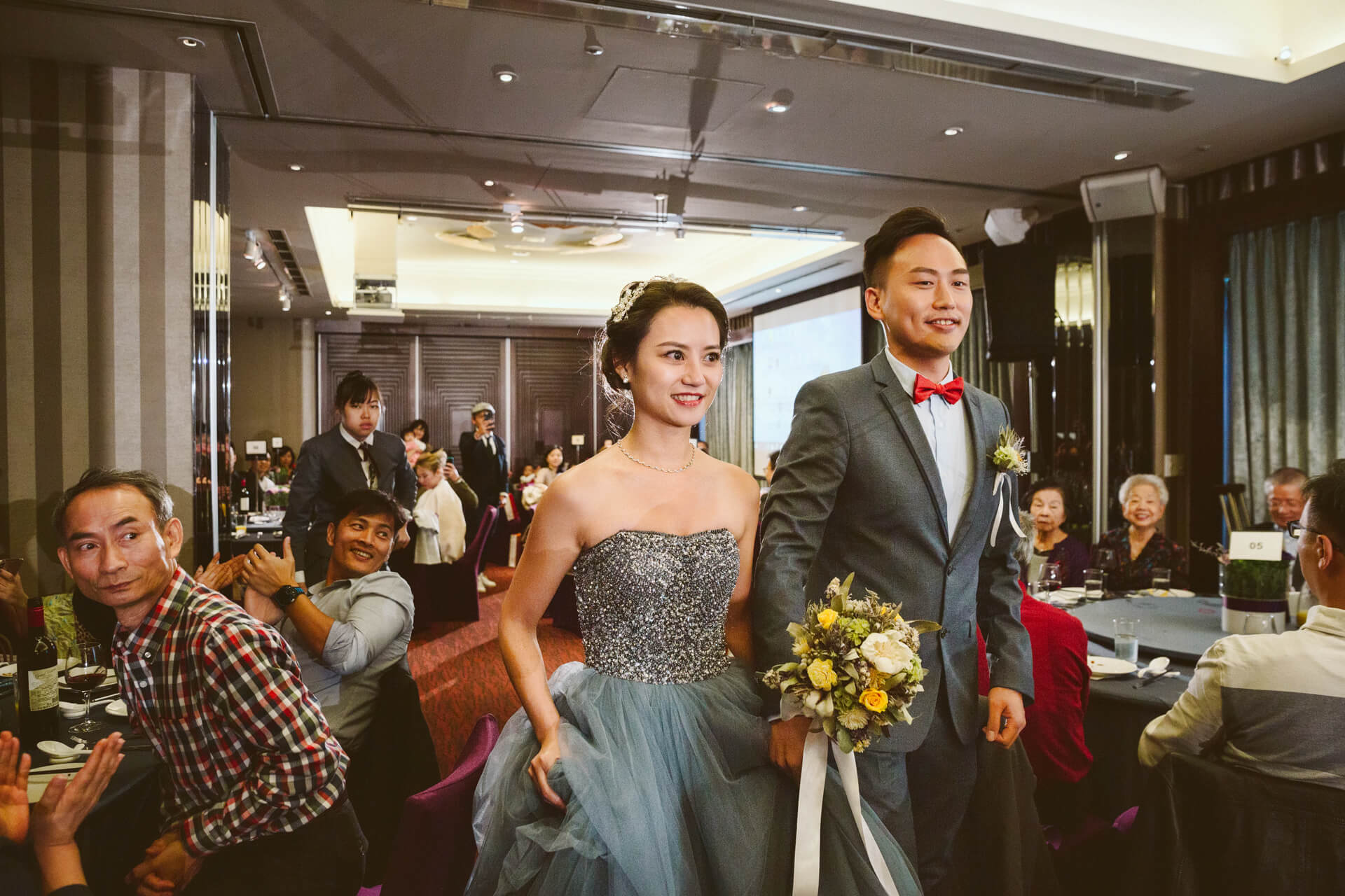 台北維多麗亞酒店婚禮紀錄：Mike & Ivy 在紅磚古堡與池畔綠意下的電影感盛宴
