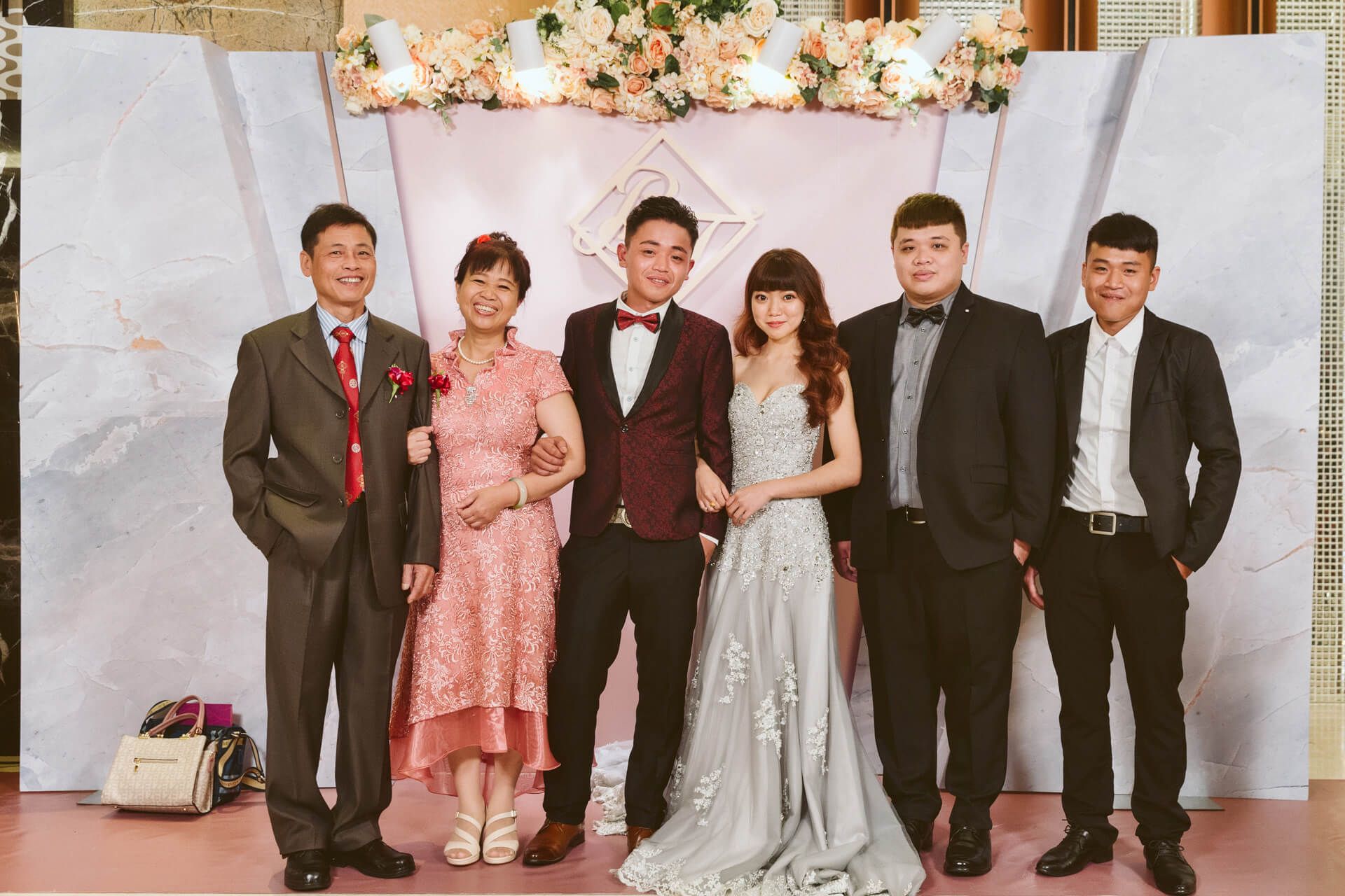 台中海港城國際宴會廳婚禮紀錄：Wei & Yi 在華麗百坪殿堂的璀璨幸福盛宴