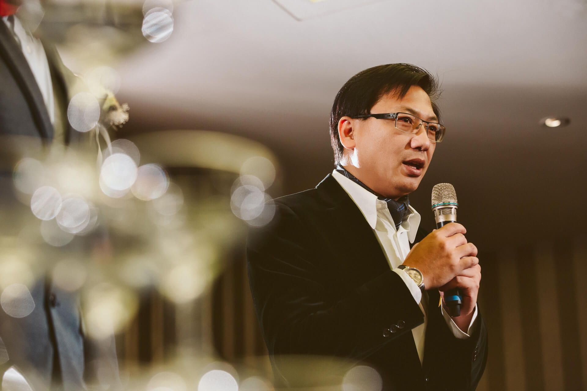 台北維多麗亞酒店婚禮紀錄：Mike & Ivy 在紅磚古堡與池畔綠意下的電影感盛宴