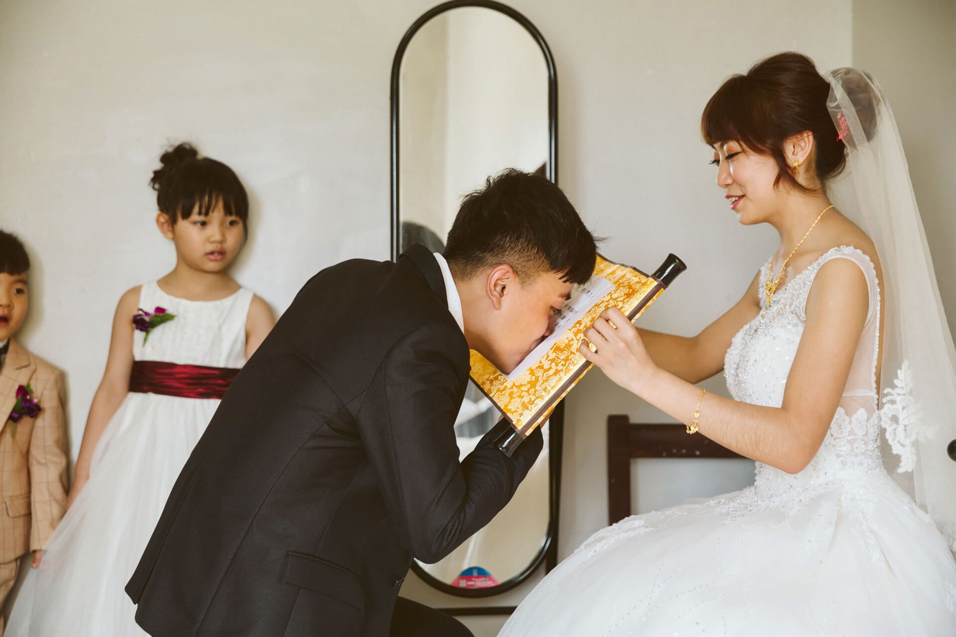台中海港城國際宴會廳婚禮紀錄：Wei & Yi 在華麗百坪殿堂的璀璨幸福盛宴
