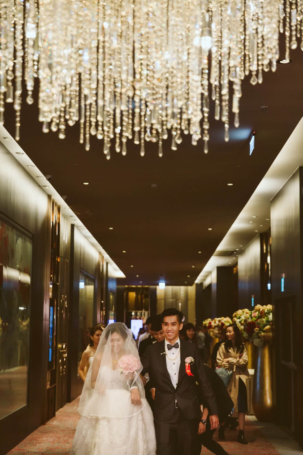 中和華漾大飯店婚禮紀錄：Johnson & Sunny 在璀璨水晶燈廳房下的摩登愛情故事
