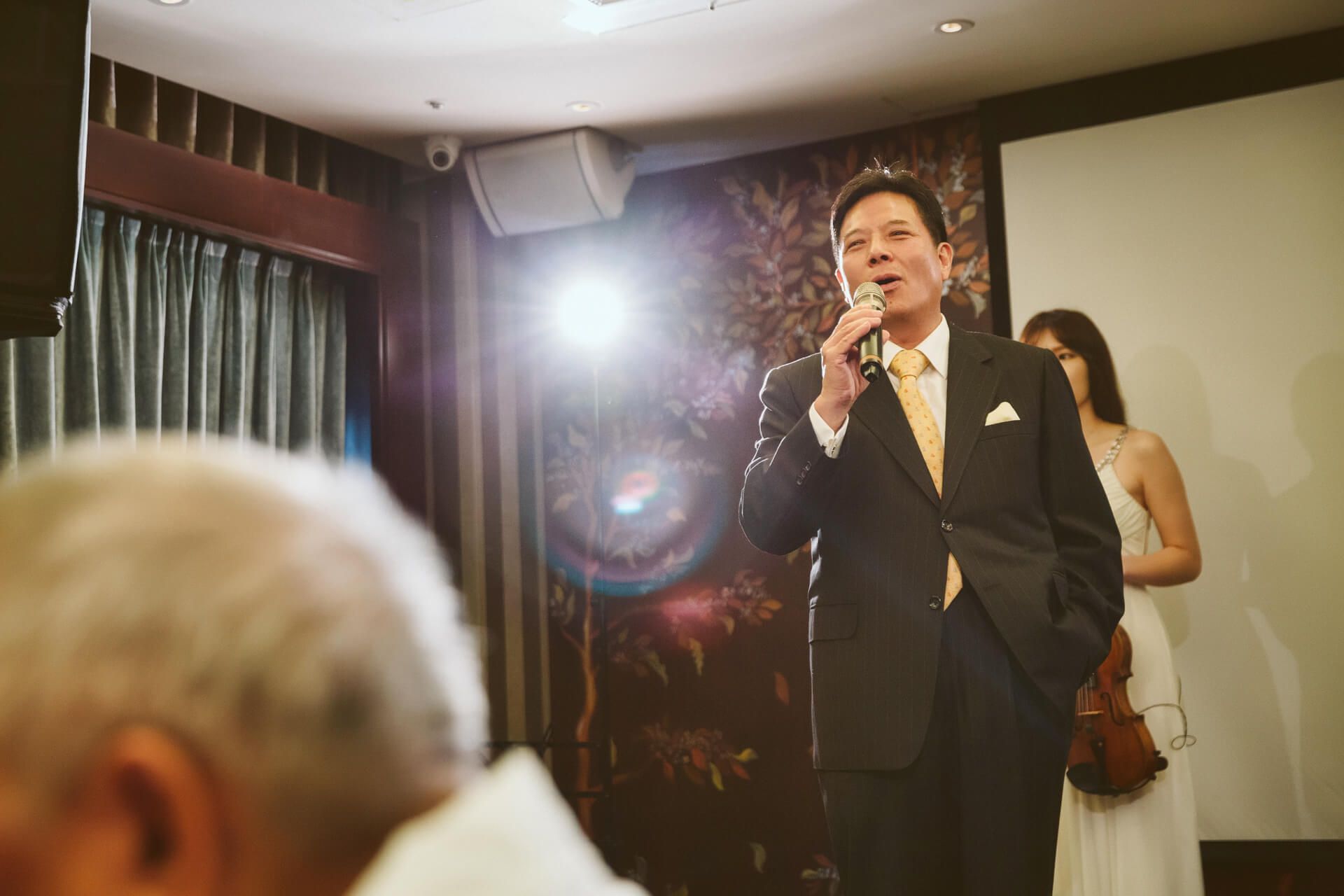 台北維多麗亞酒店婚禮紀錄：Mike & Ivy 在紅磚古堡與池畔綠意下的電影感盛宴