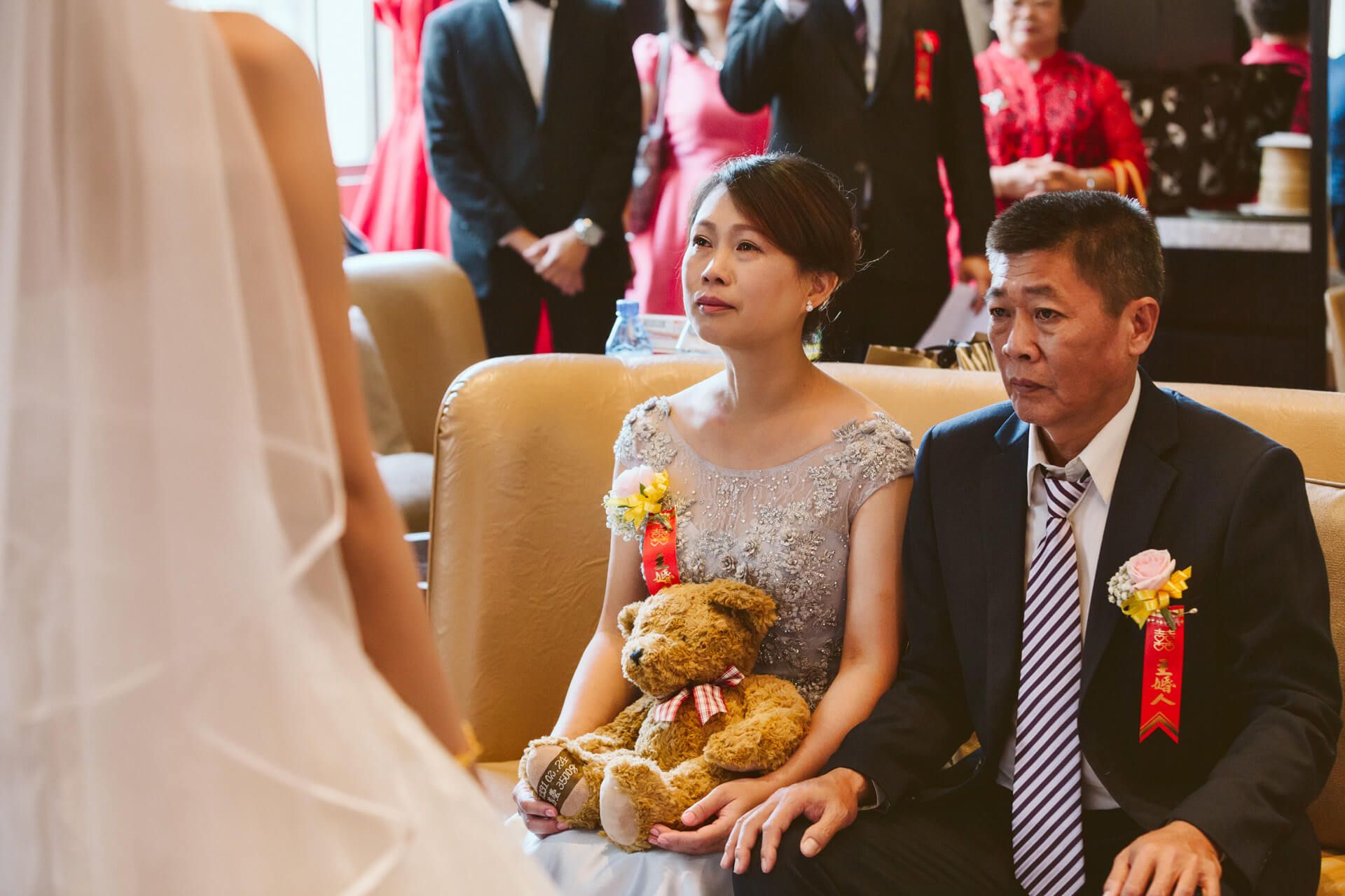 中和華漾大飯店婚禮紀錄：Johnson & Sunny 在璀璨水晶燈廳房下的摩登愛情故事