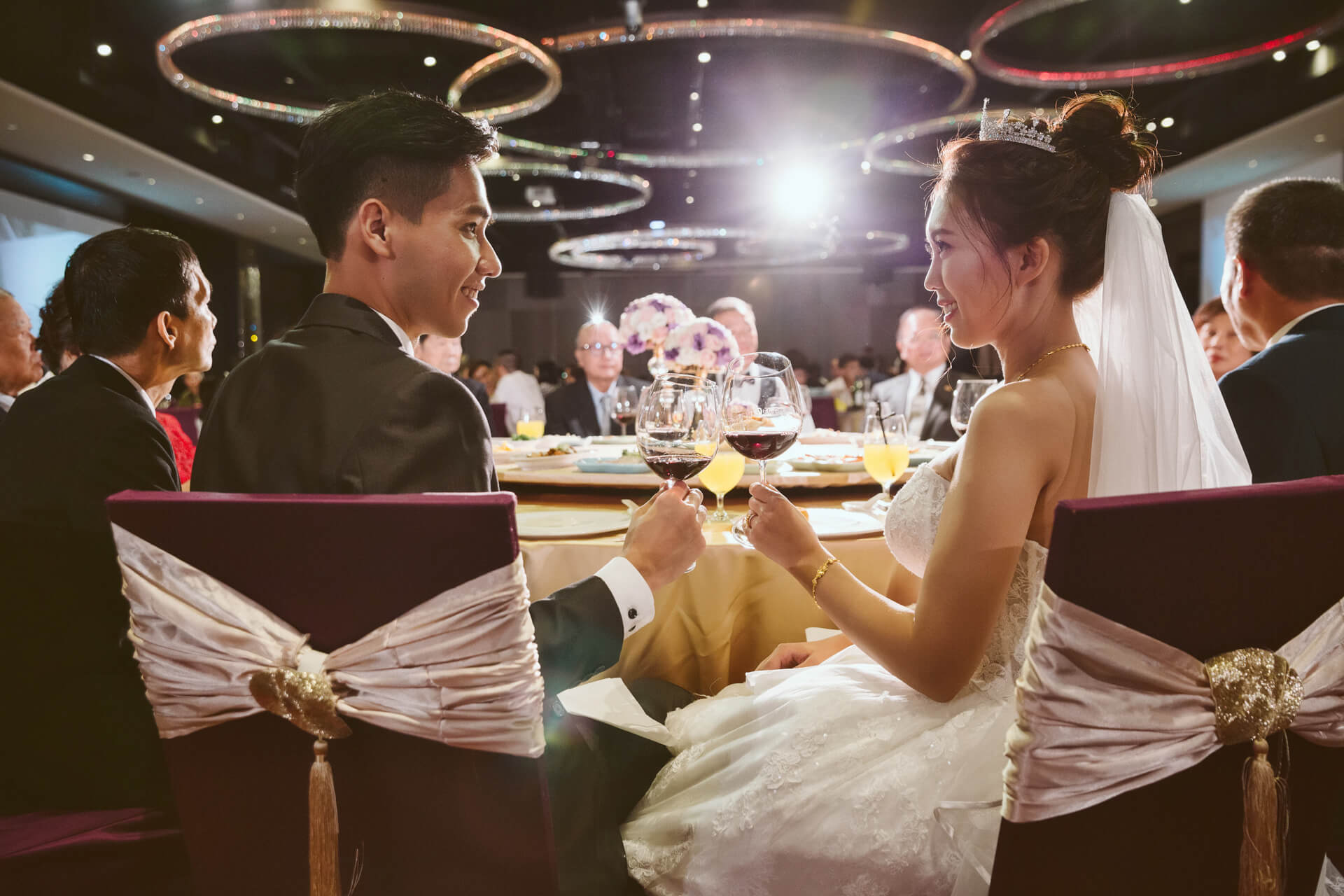 中和華漾大飯店婚禮紀錄：Johnson & Sunny 在璀璨水晶燈廳房下的摩登愛情故事