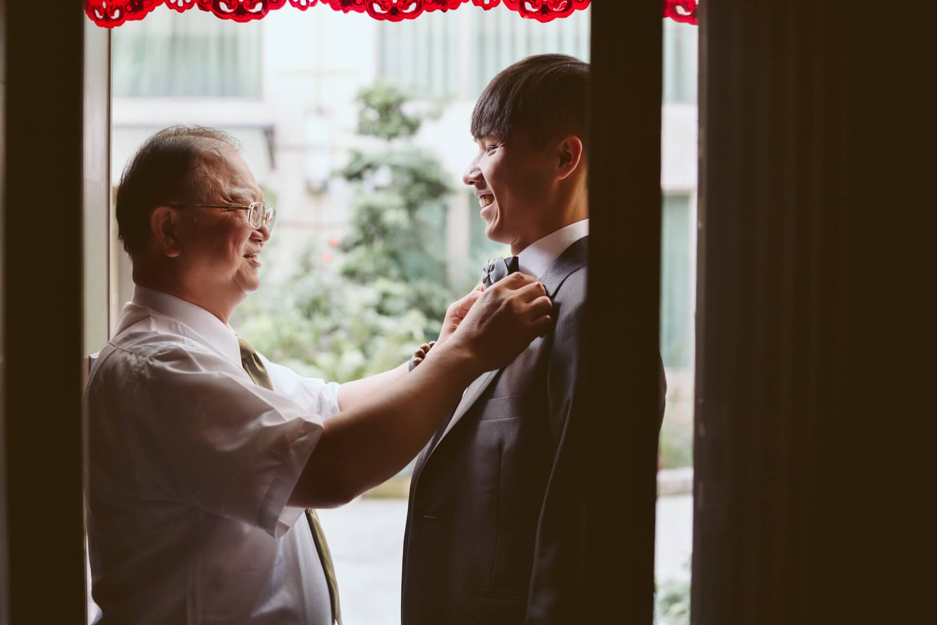 中和華漾大飯店婚禮紀錄：Johnson & Sunny 在璀璨水晶燈廳房下的摩登愛情故事