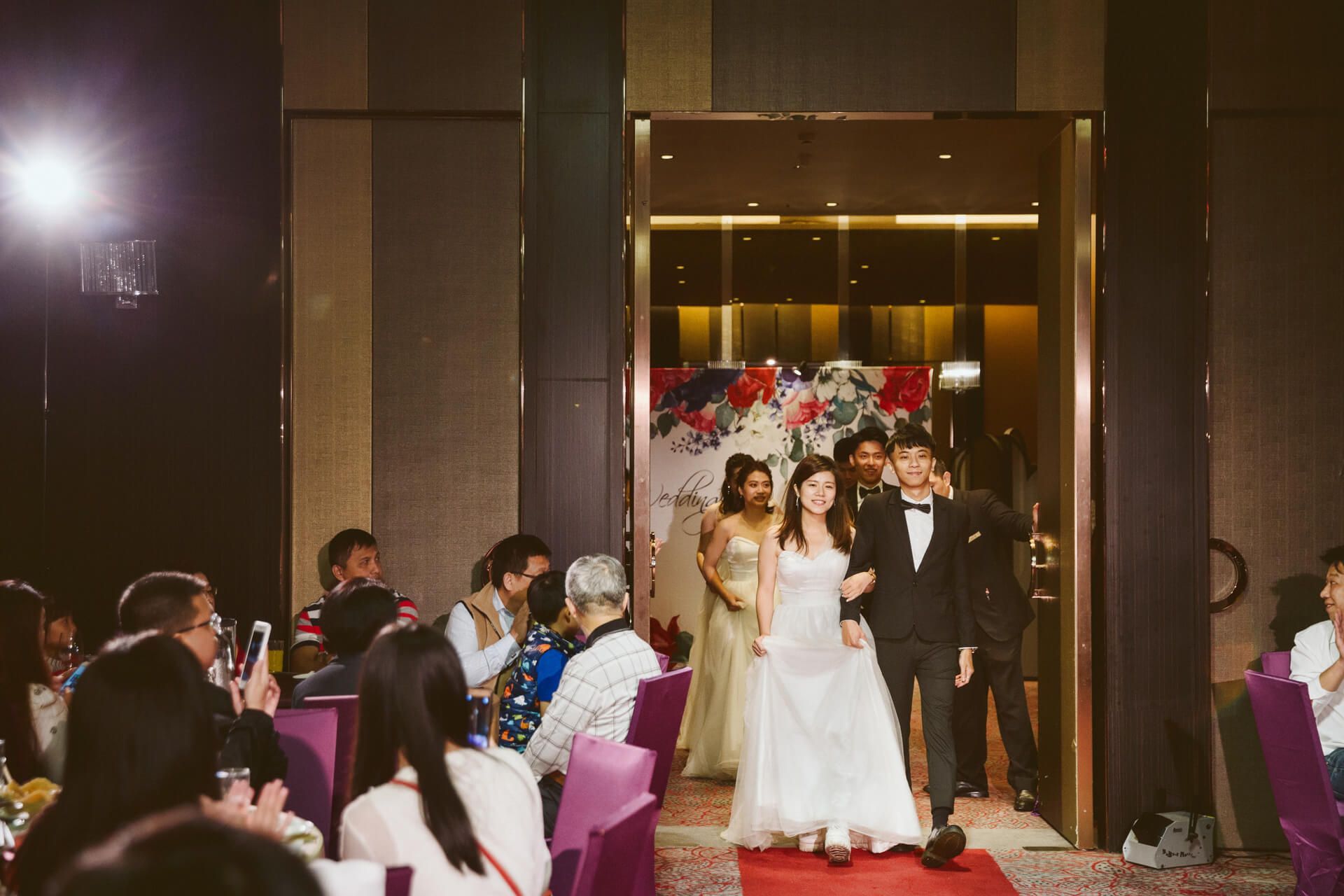 中和華漾大飯店婚禮紀錄：Johnson & Sunny 在璀璨水晶燈廳房下的摩登愛情故事