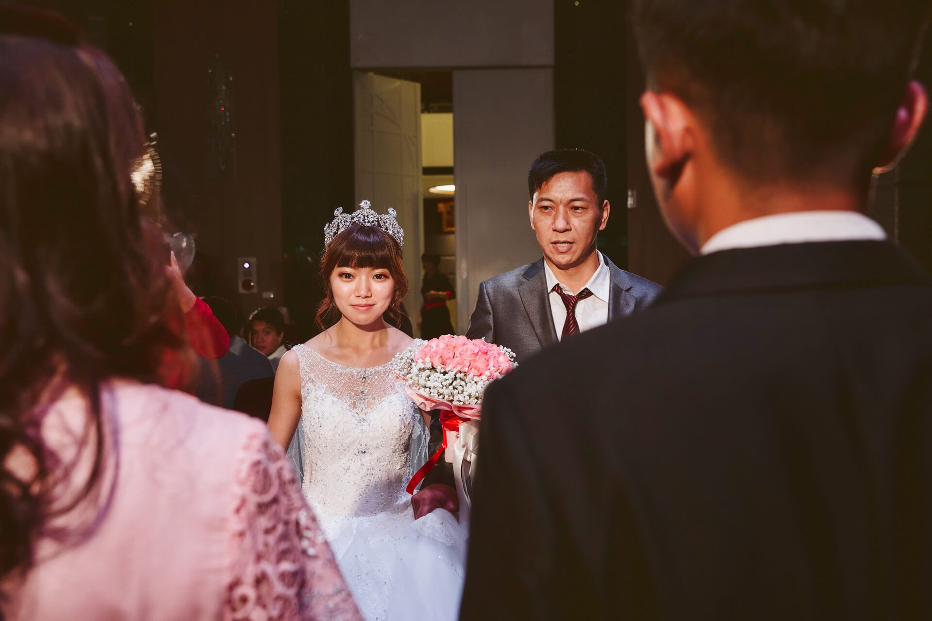 台中海港城國際宴會廳婚禮紀錄：Wei & Yi 在華麗百坪殿堂的璀璨幸福盛宴