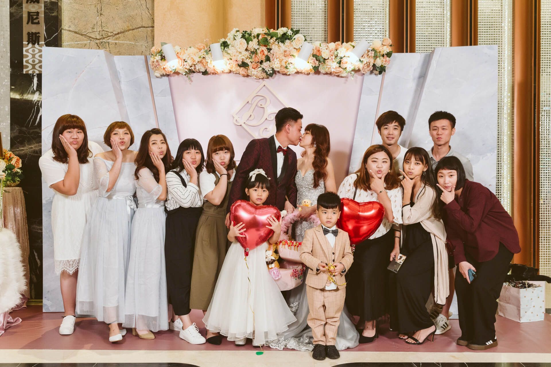 台中海港城國際宴會廳婚禮紀錄：Wei & Yi 在華麗百坪殿堂的璀璨幸福盛宴