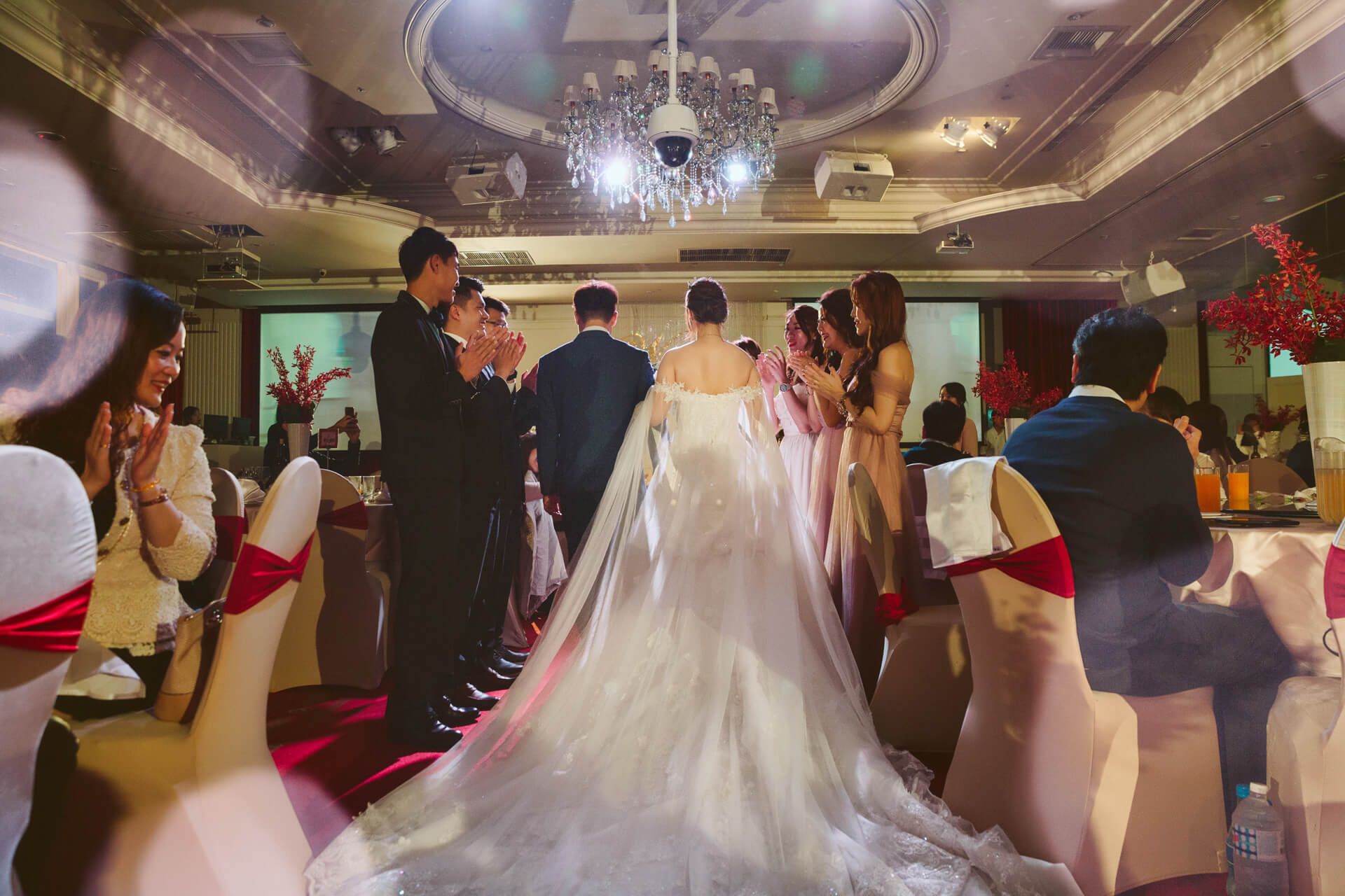 新北囍宴軒新板館婚禮紀錄：Eric & Elsa 在板橋核心綻放的輕奢愛情故事