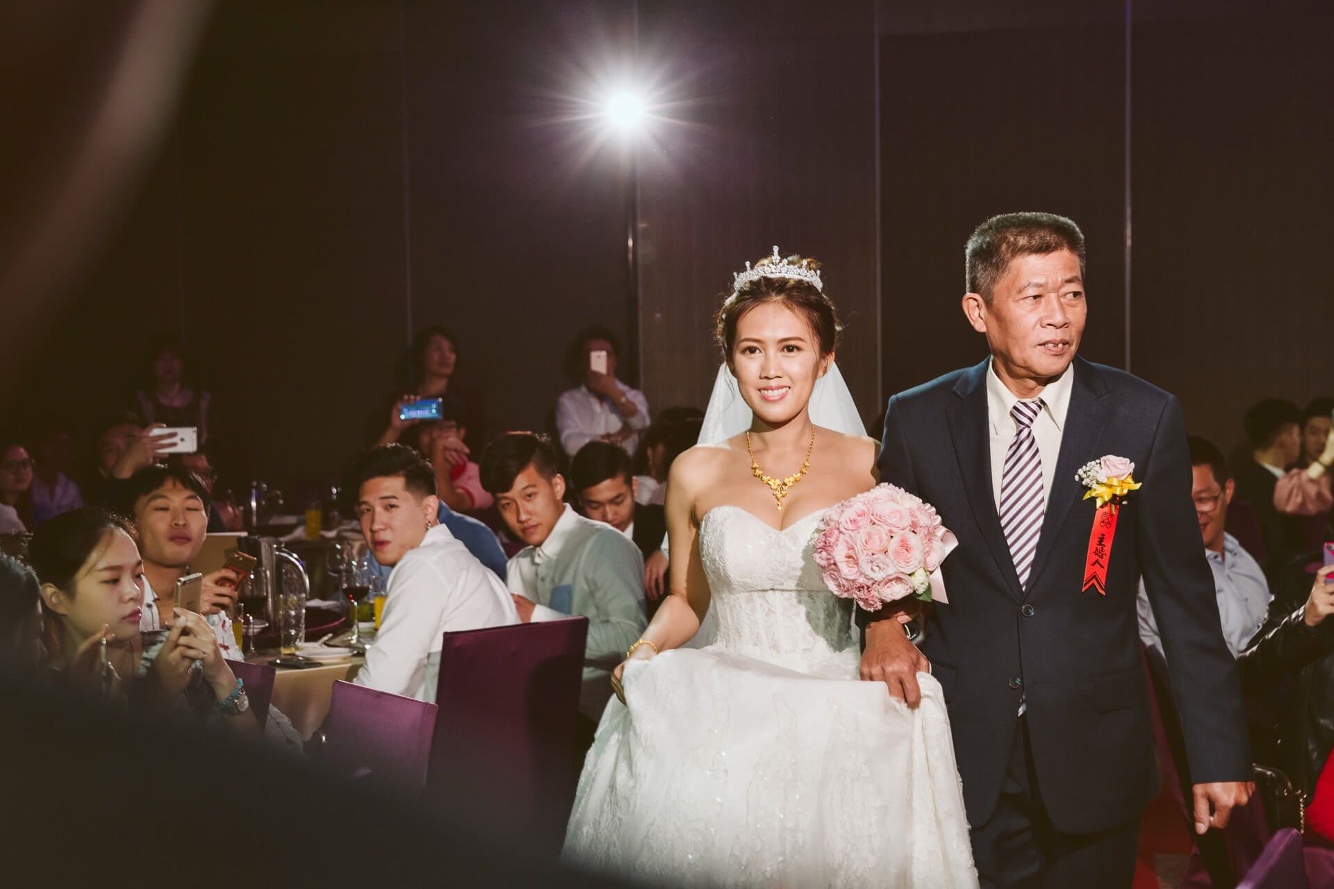中和華漾大飯店婚禮紀錄：Johnson & Sunny 在璀璨水晶燈廳房下的摩登愛情故事