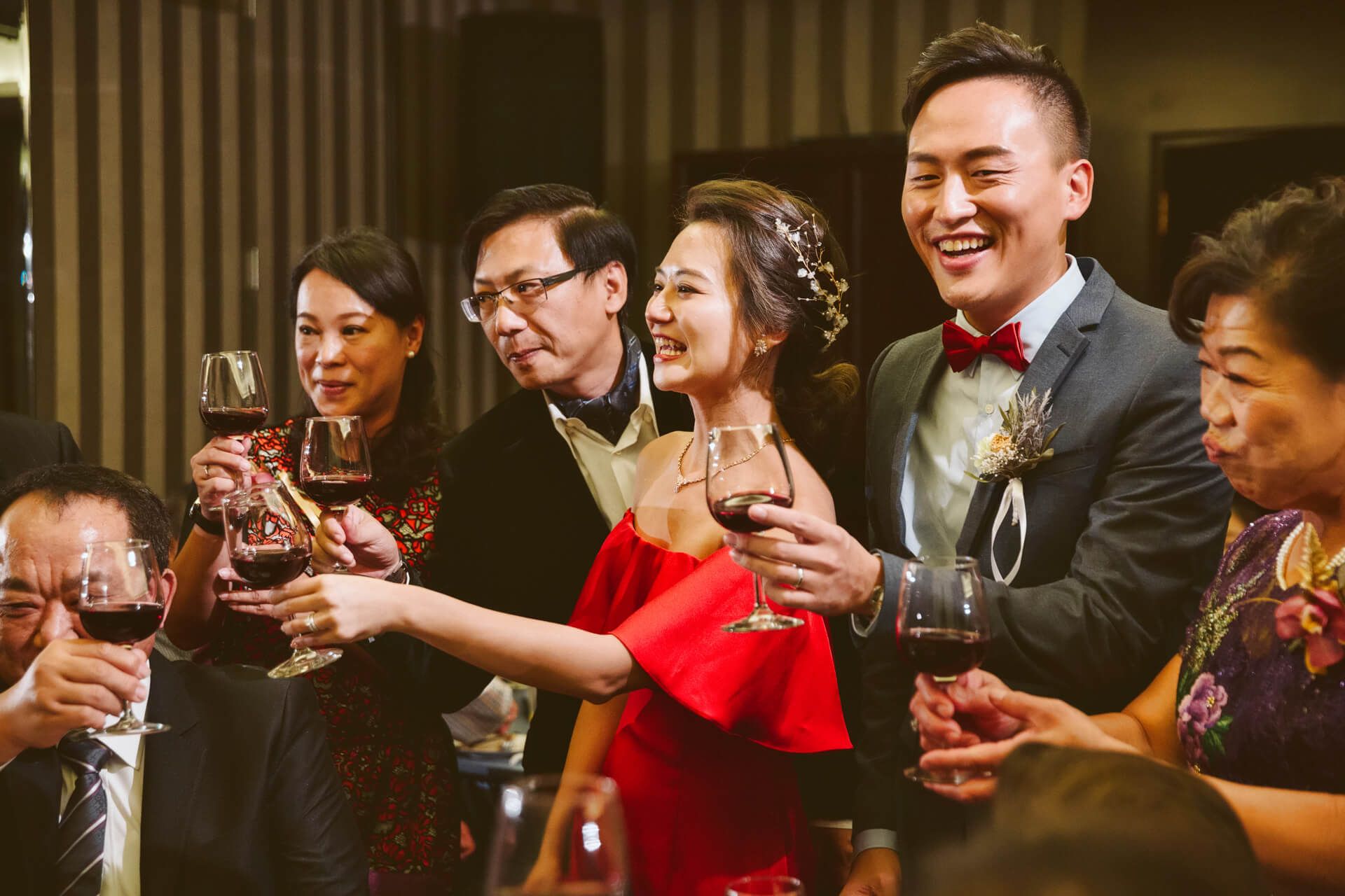 台北維多麗亞酒店婚禮紀錄：Mike & Ivy 在紅磚古堡與池畔綠意下的電影感盛宴