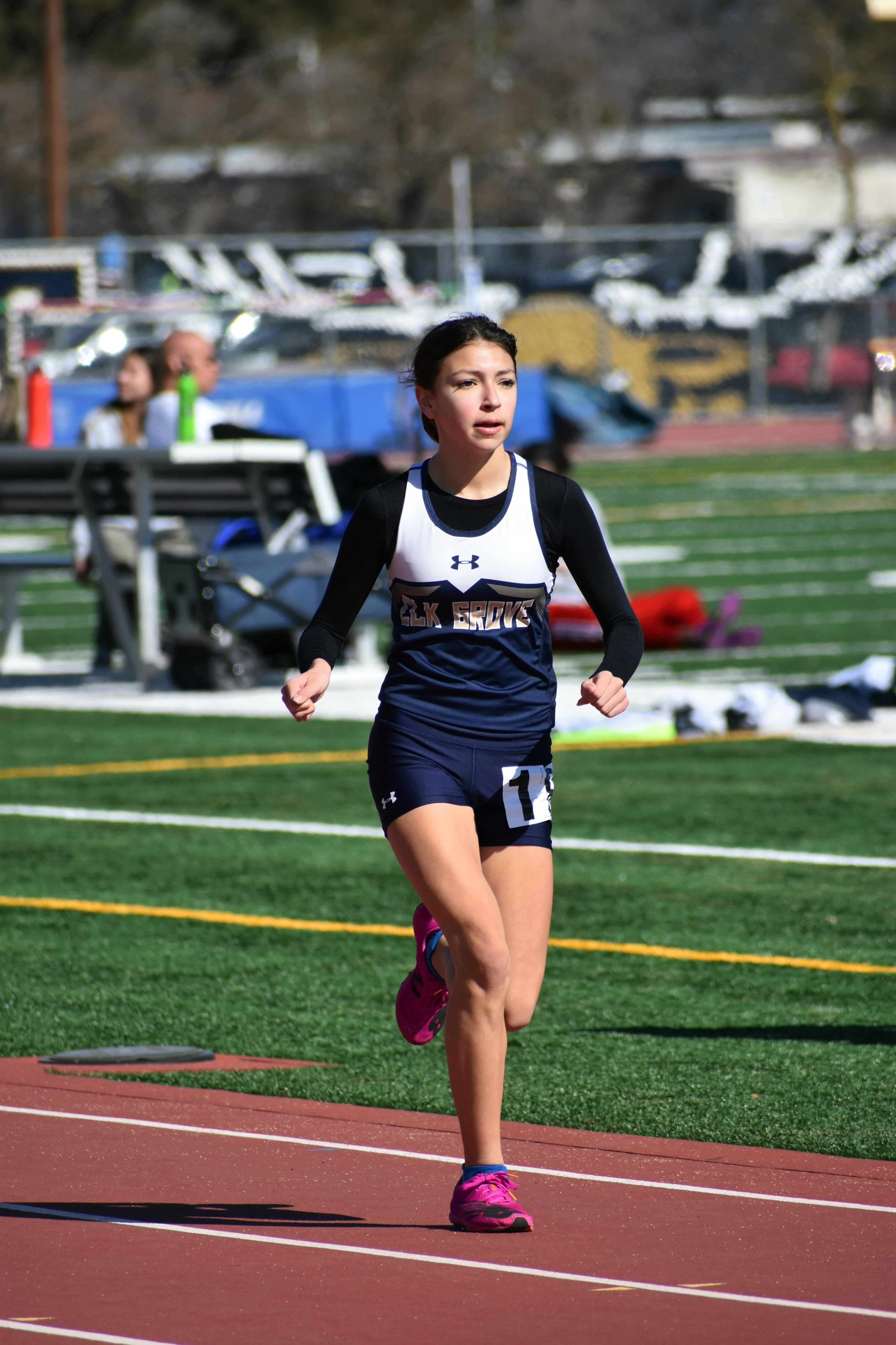High school track athlete preparing to run after recovering from a knee injury with physiotherapy