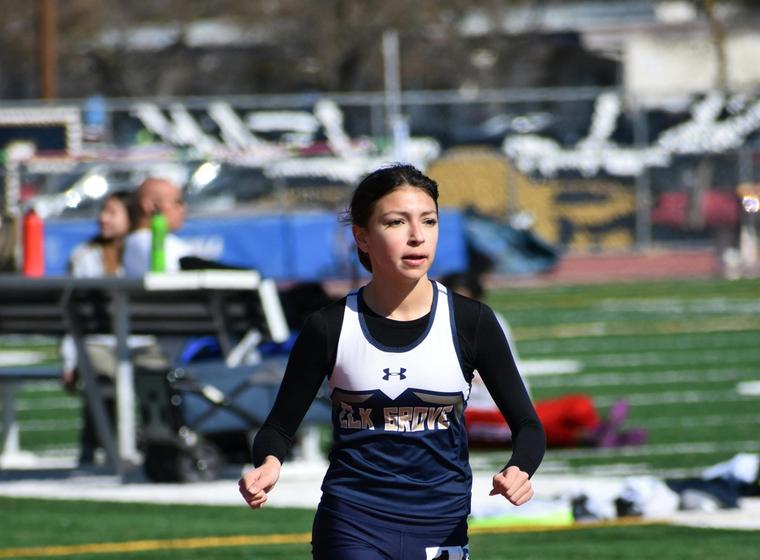 High school track athlete preparing to run after recovering from a knee injury with physiotherapy