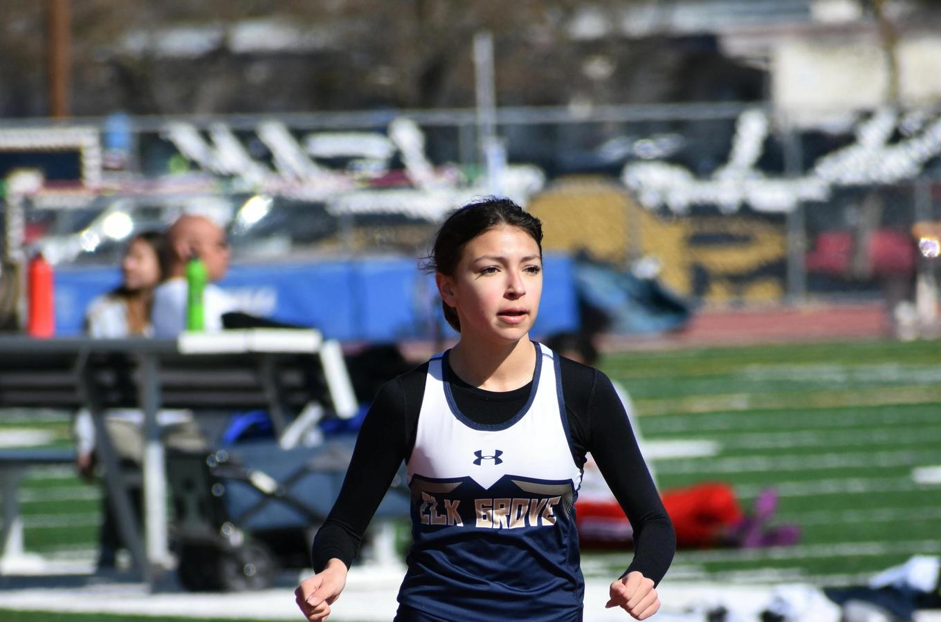 High school track athlete preparing to run after recovering from a knee injury with physiotherapy