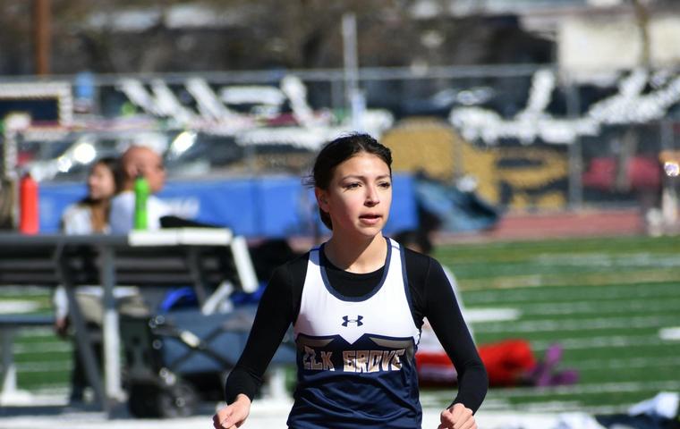 High school track athlete preparing to run after recovering from a knee injury with physiotherapy