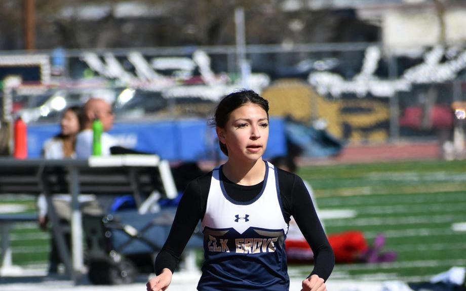 High school track athlete preparing to run after recovering from a knee injury with physiotherapy