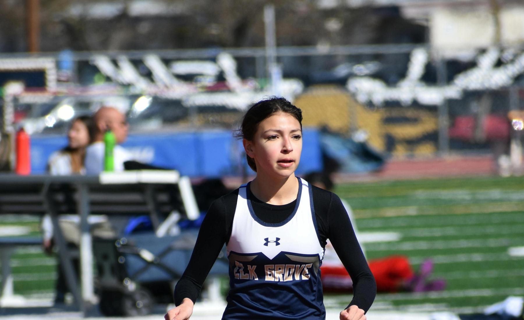 High school track athlete preparing to run after recovering from a knee injury with physiotherapy