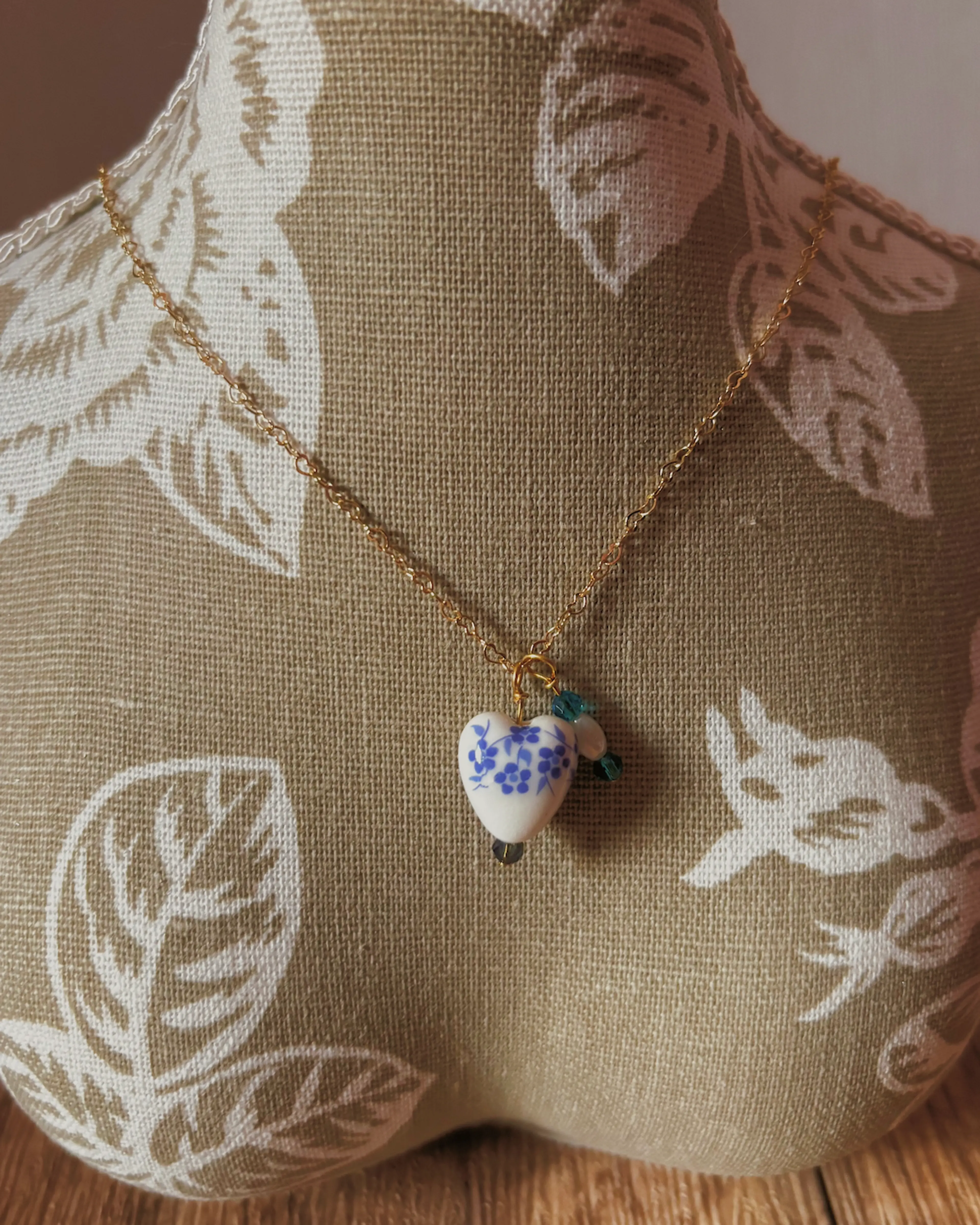 Porcelain Vintage Floral Heart Necklace (Blue)