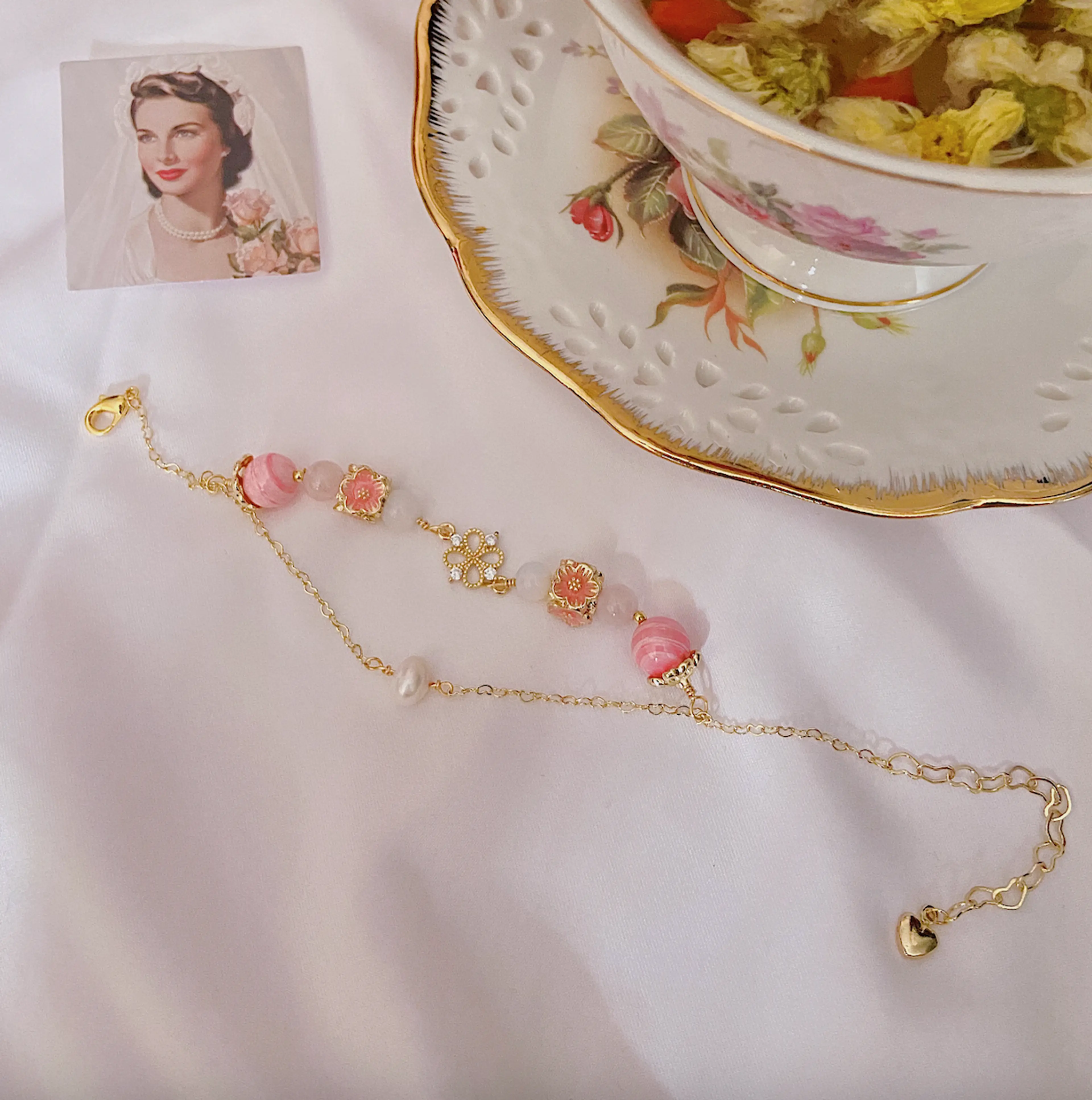 Elegance Vintage Charm Bracelet (pink x white)