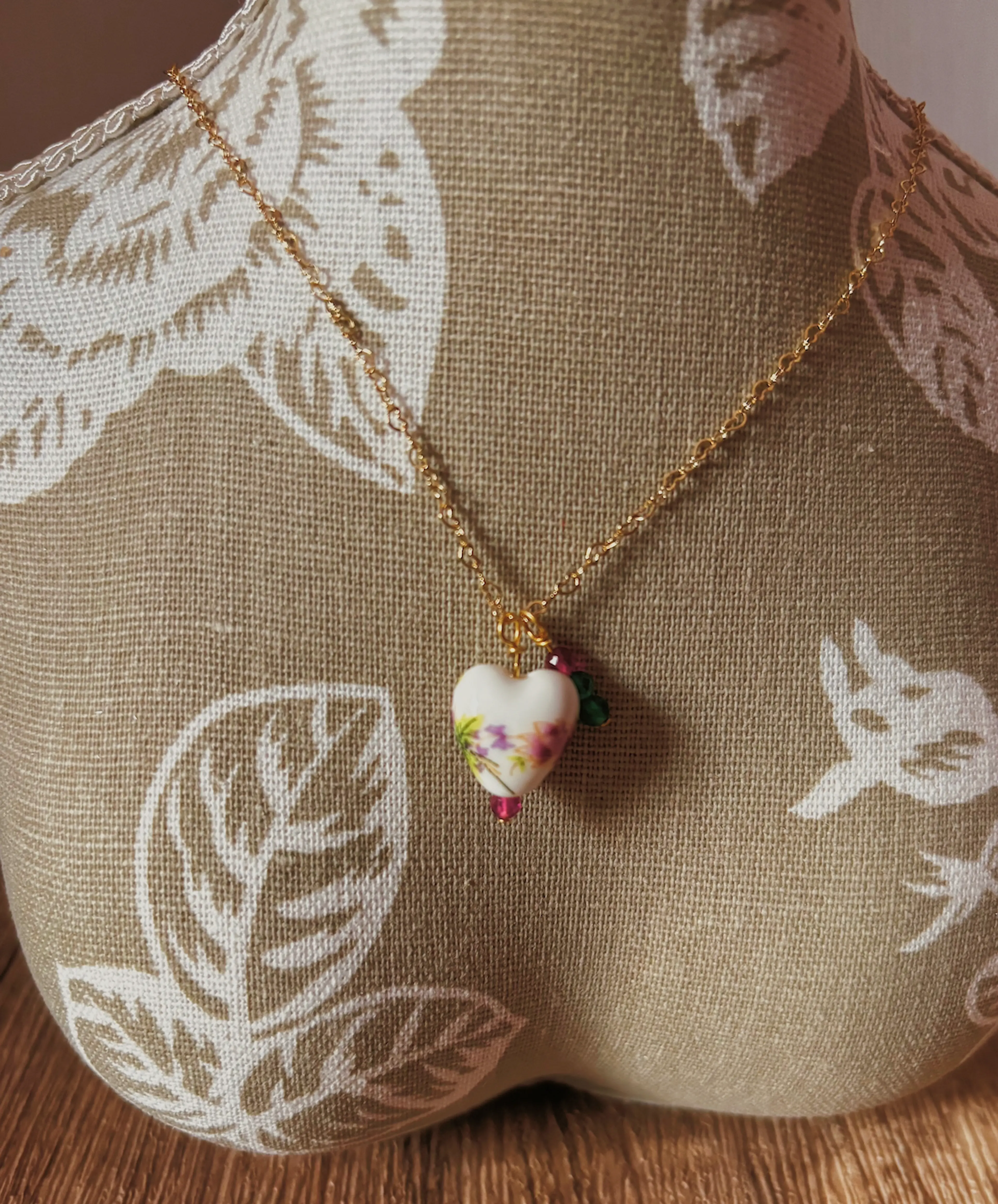 Porcelain Vintage Floral Heart Necklace (Purple)