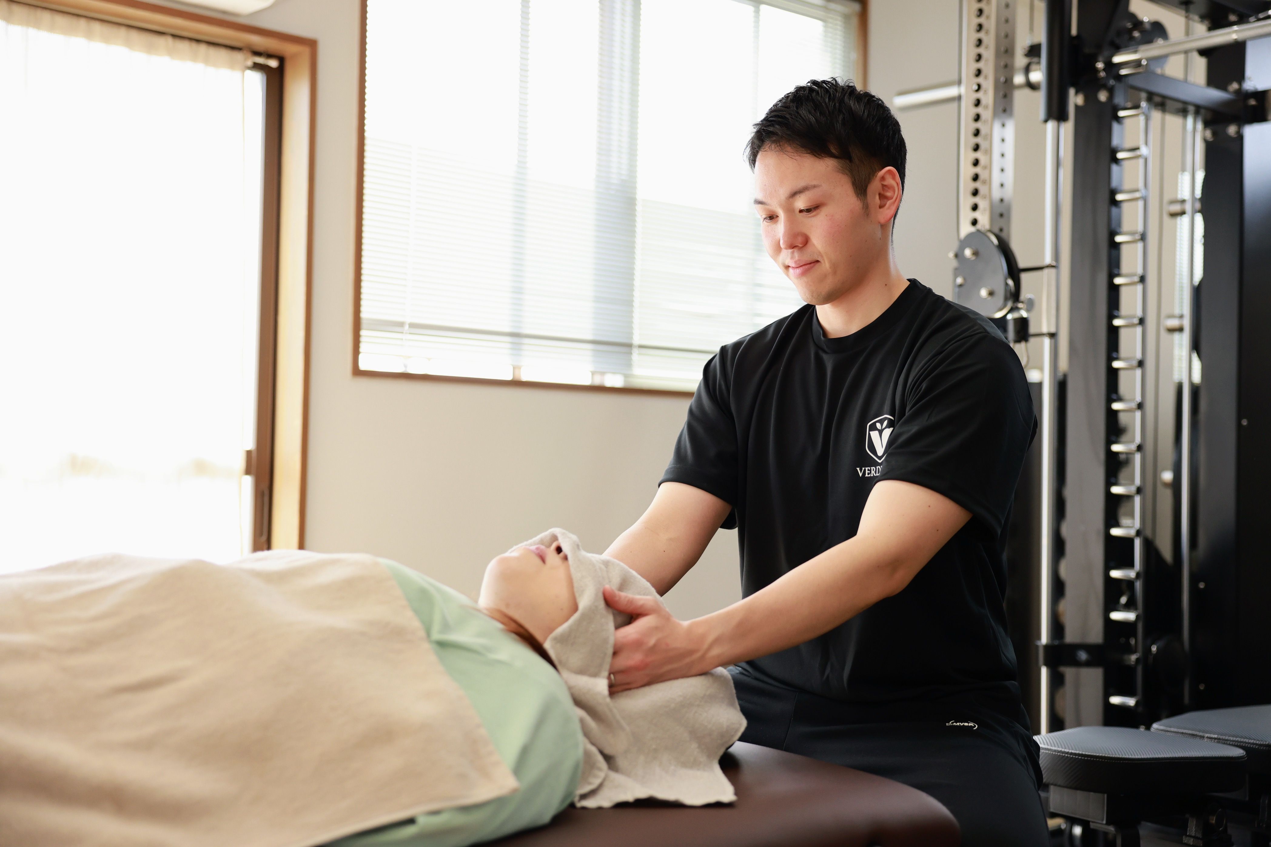 横手市VERDE FITで整体施術を受けるお客様の様子