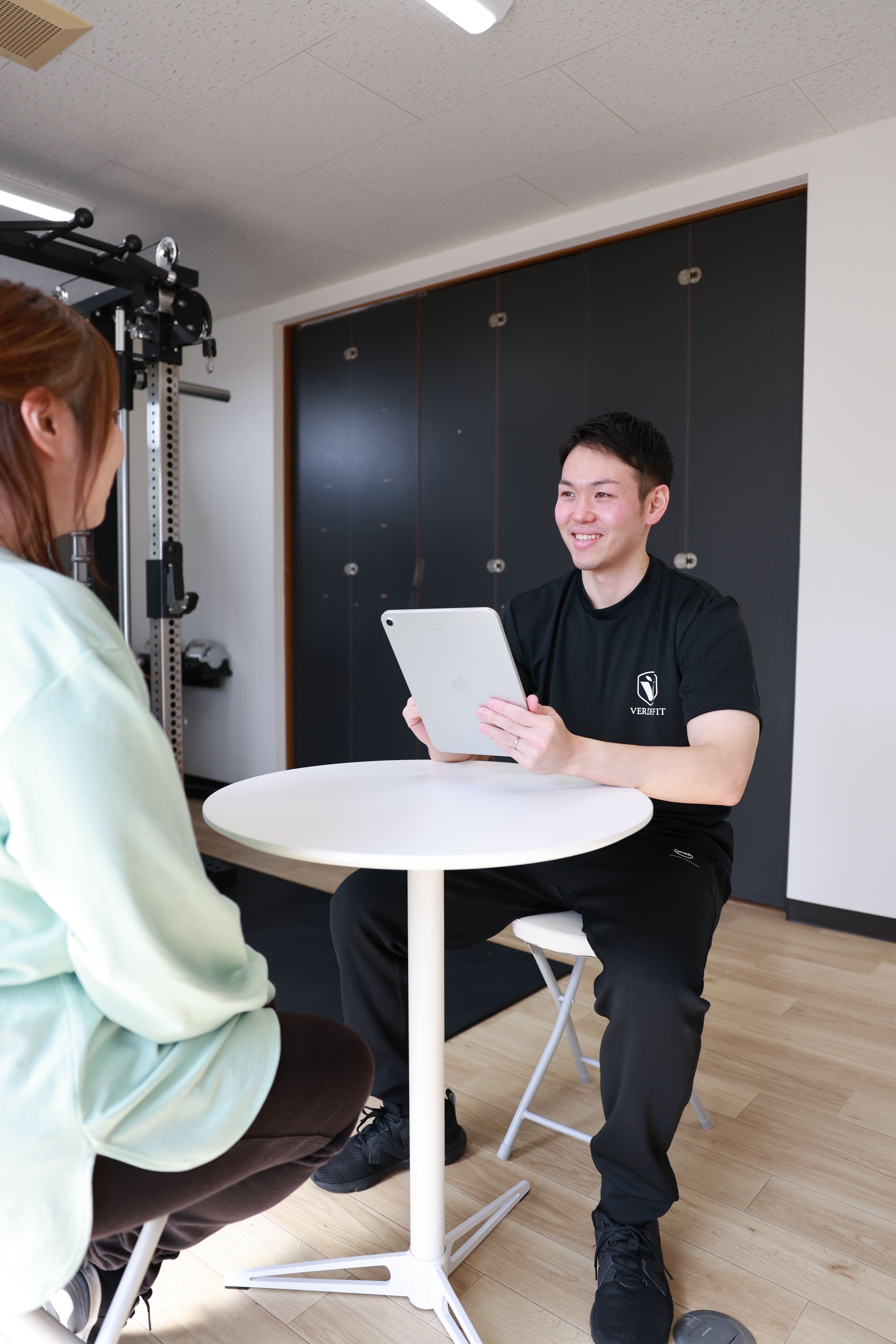 横手市の整体VERDEFITで施術効果を定着させるための生活指導をする様子