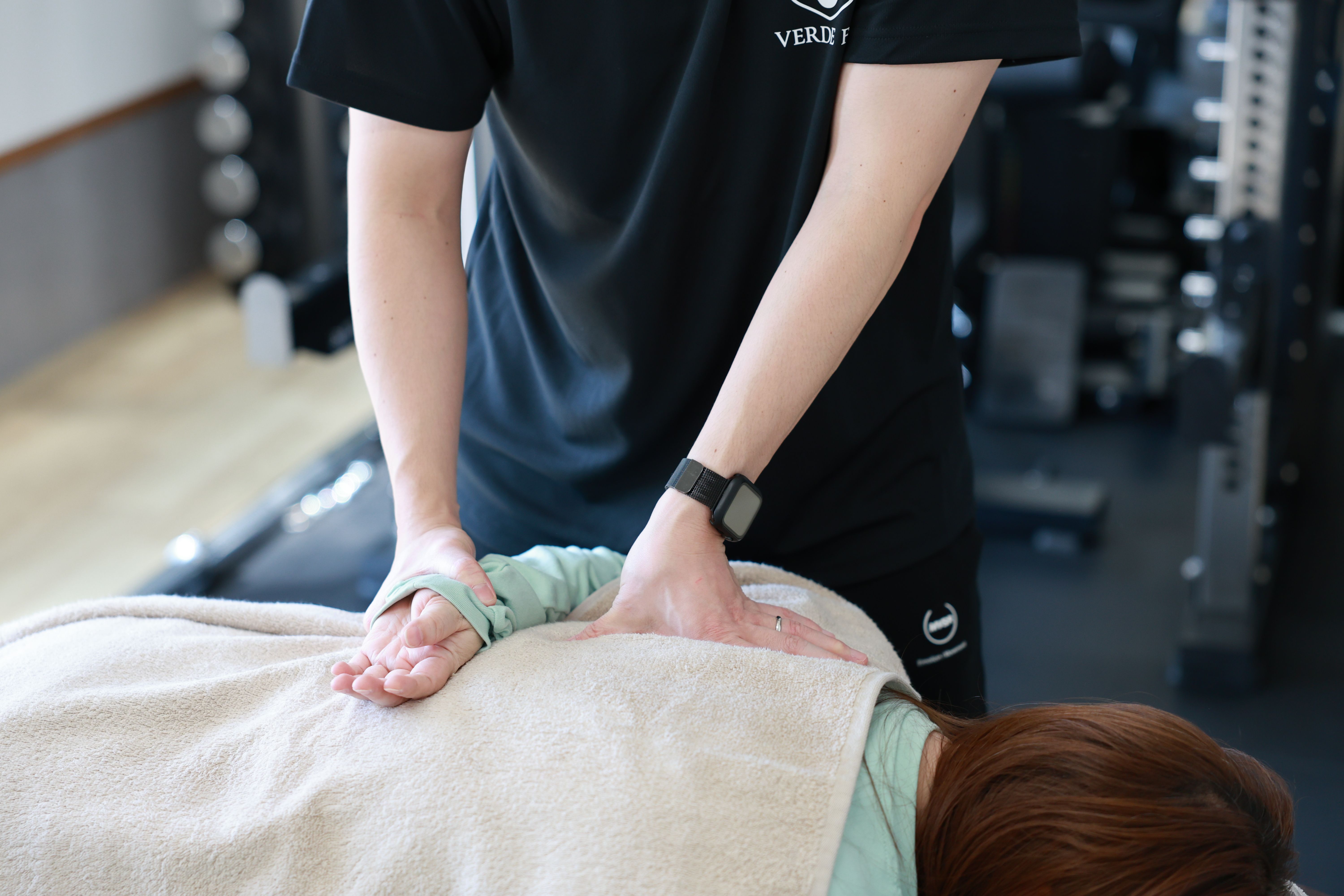 横手市VERDE FITの整体施術・手技の様子