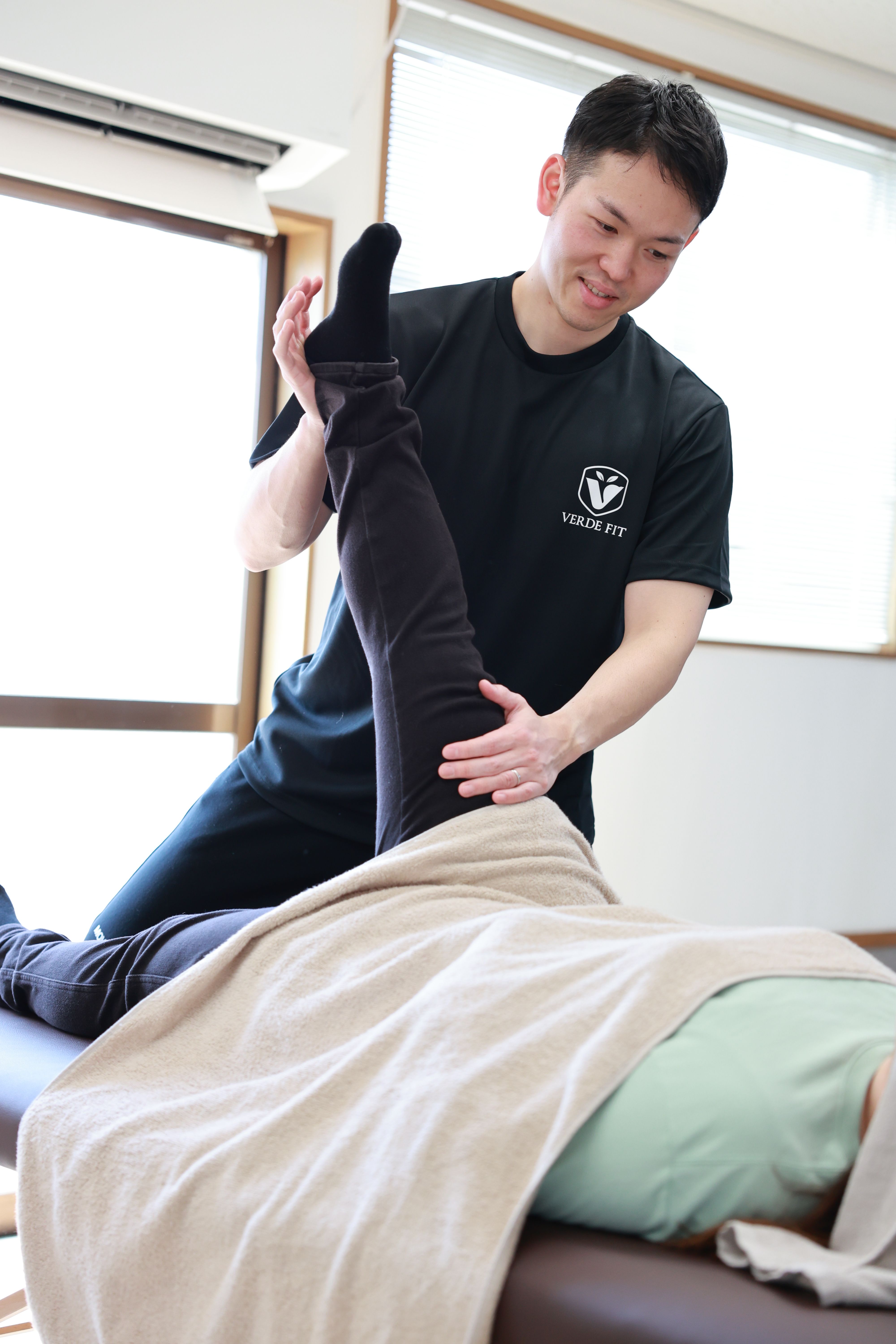 横手市の整体VERDEFITで身体に負担をかけない丁寧な施術の様子