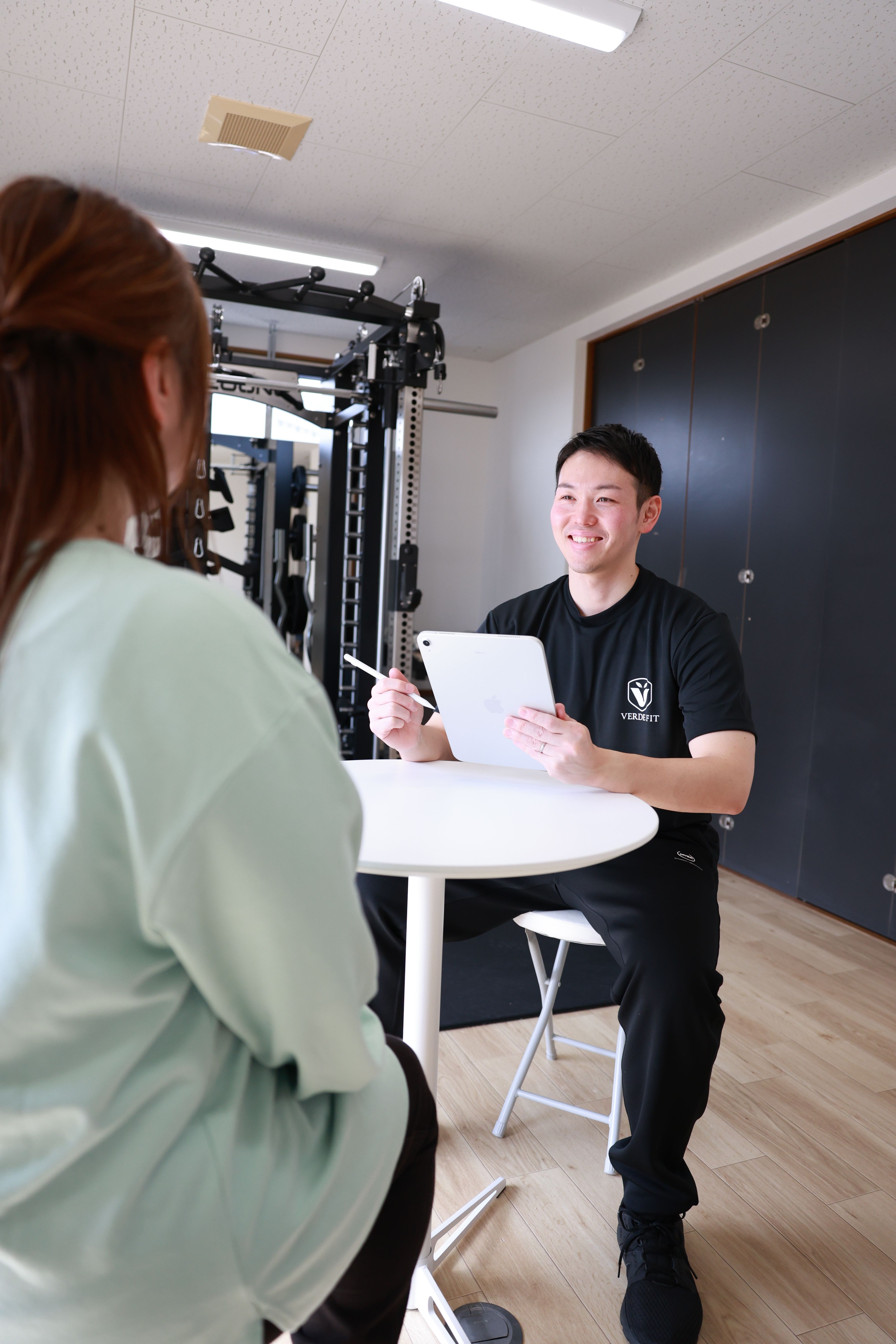 横手市のパーソナルジムVERDEFITで個別カウンセリングをする様子