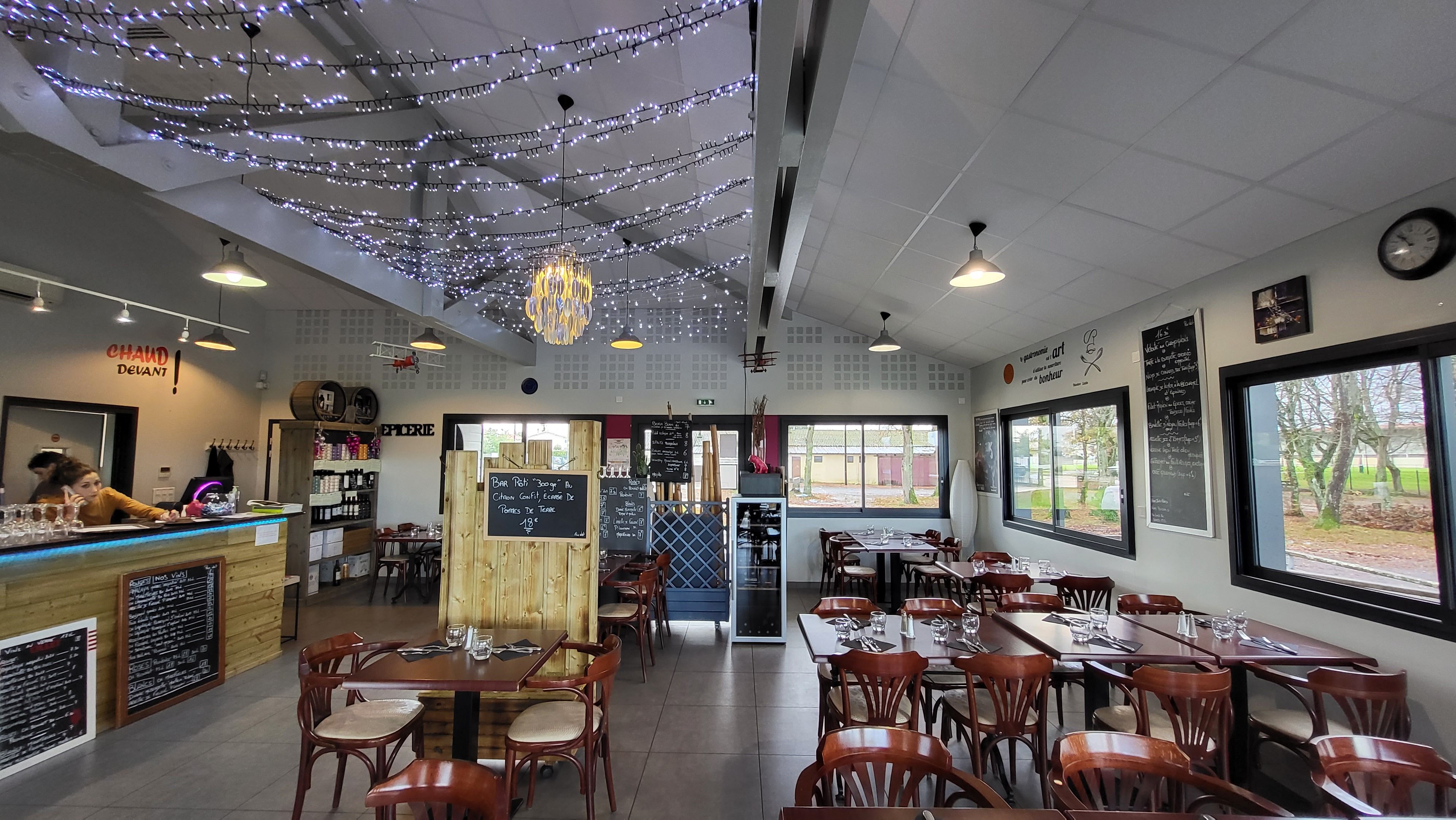 Avant : Aménagement intérieur et décoration d’un restaurant steakhouse américain.