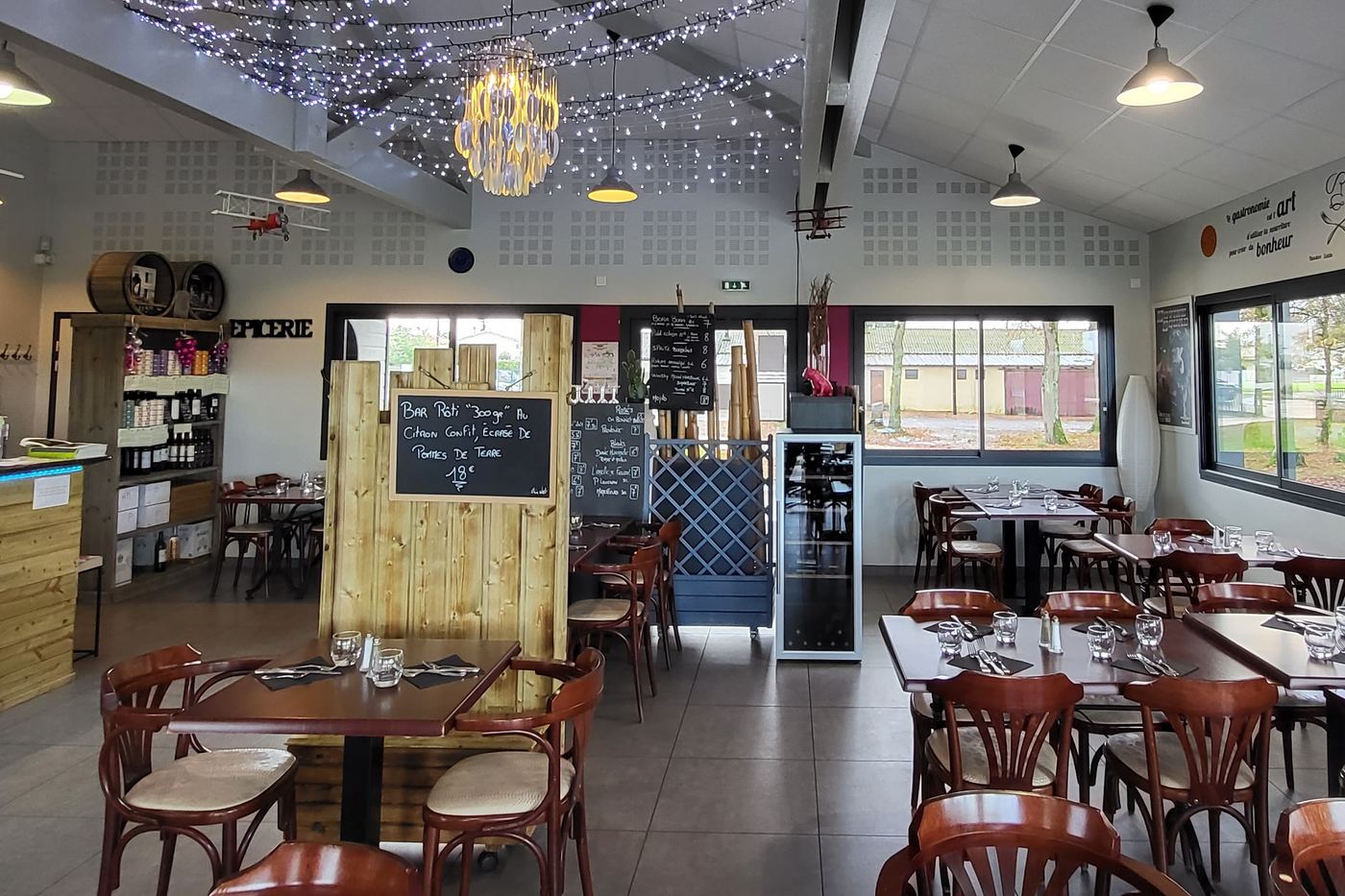 Avant : Aménagement intérieur et décoration d’un restaurant steakhouse américain.