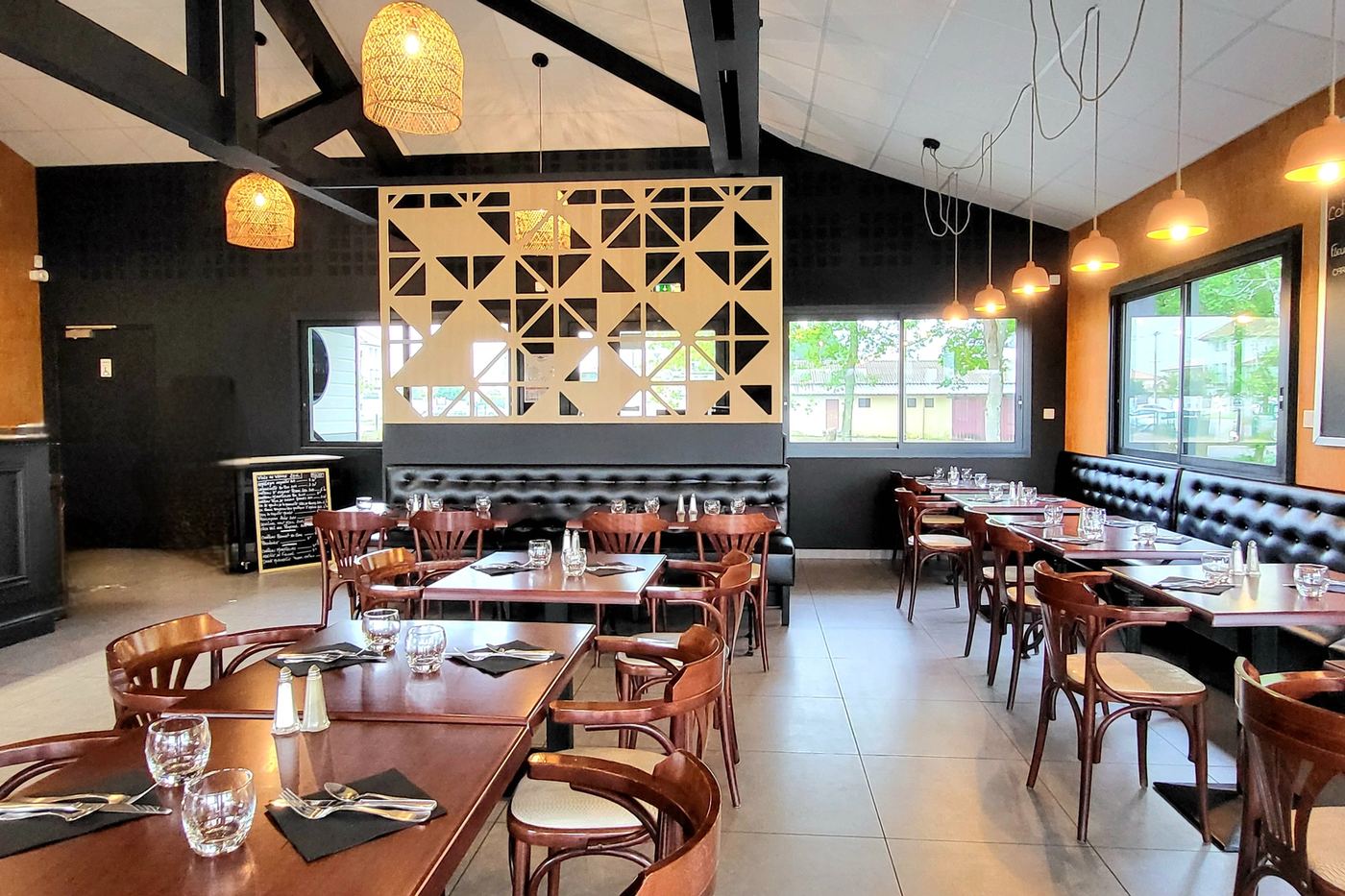 Après : Aménagement intérieur et décoration d’un restaurant steakhouse américain.