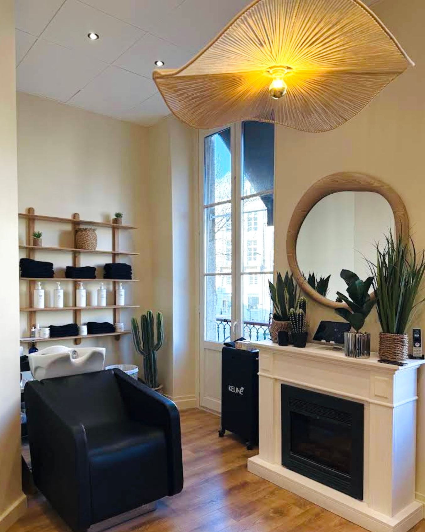 Après : Aménagement et décoration intérieure d’un salon de coiffure.