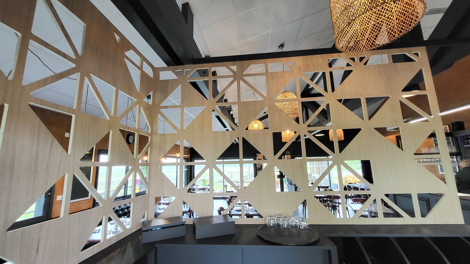 Aménagement intérieur et décoration d’un restaurant steakhouse américain.