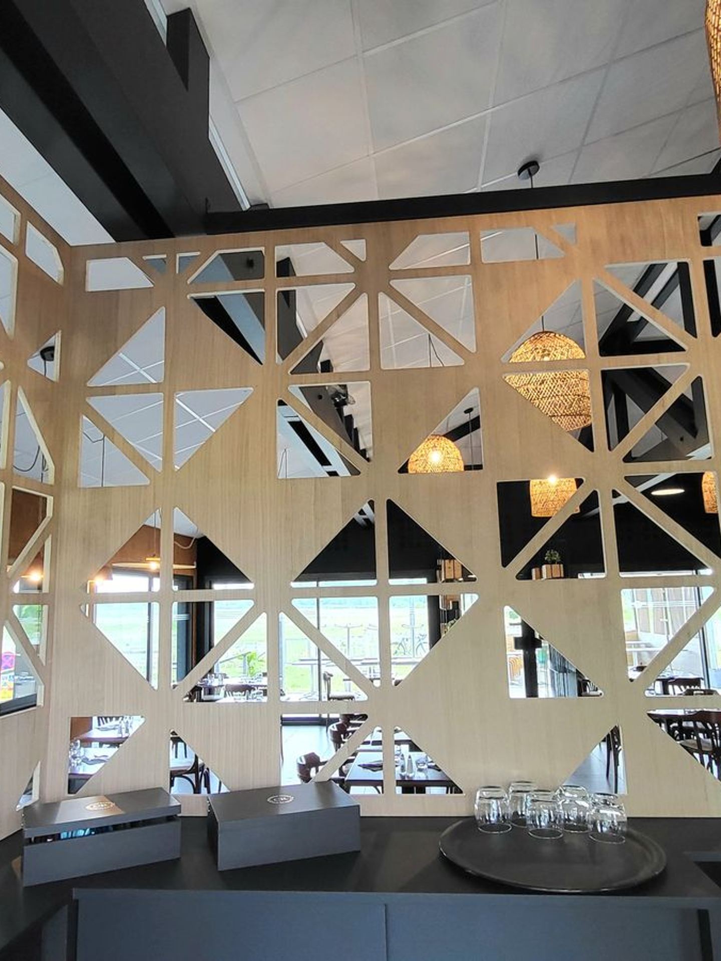 Aménagement intérieur et décoration d’un restaurant steakhouse américain.