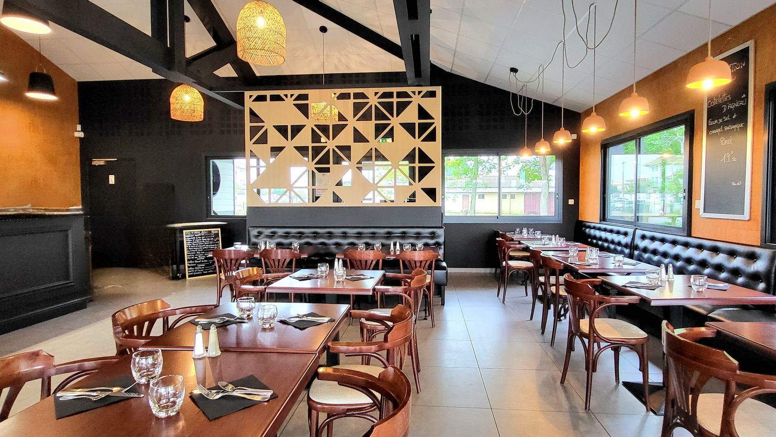 Aménagement intérieur et décoration d’un restaurant steakhouse américain.