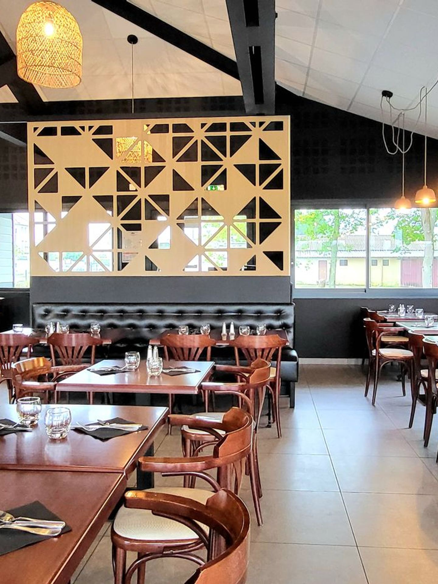 Aménagement intérieur et décoration d’un restaurant steakhouse américain.