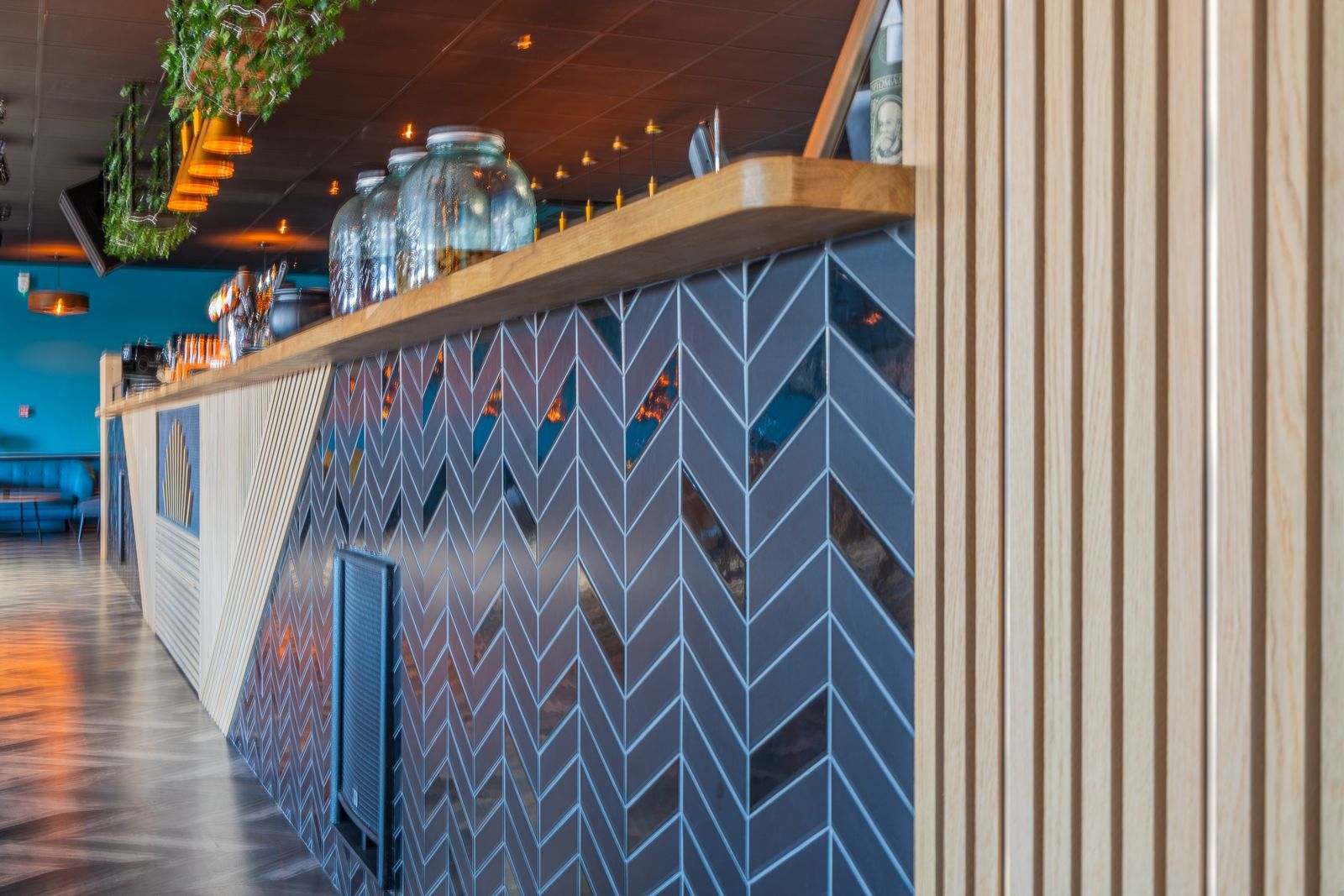 Décoration intérieure d’un restaurant-bar avec un aménagement convivial.
