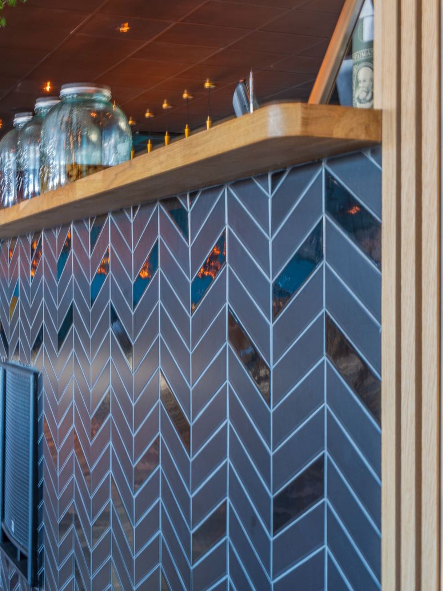 Décoration intérieure d’un restaurant-bar avec un aménagement convivial.