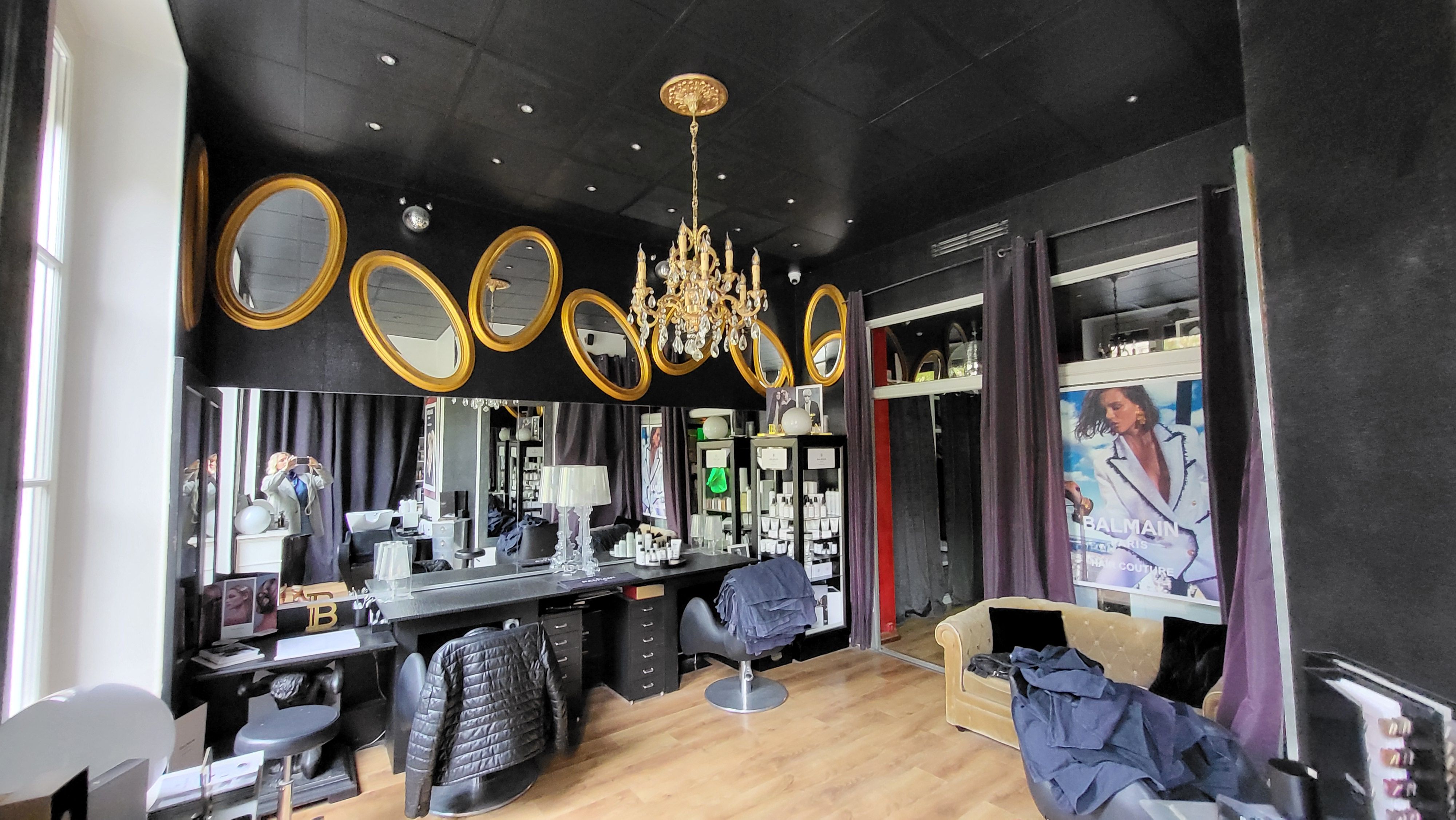 Avant : Aménagement et décoration intérieure d’un salon de coiffure.