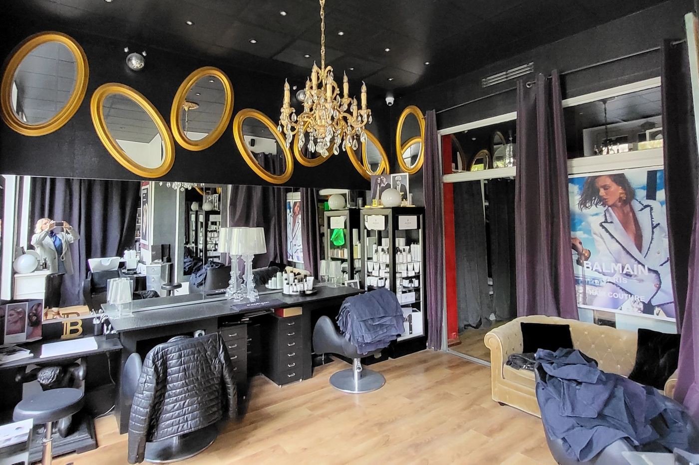 Avant : Aménagement et décoration intérieure d’un salon de coiffure.