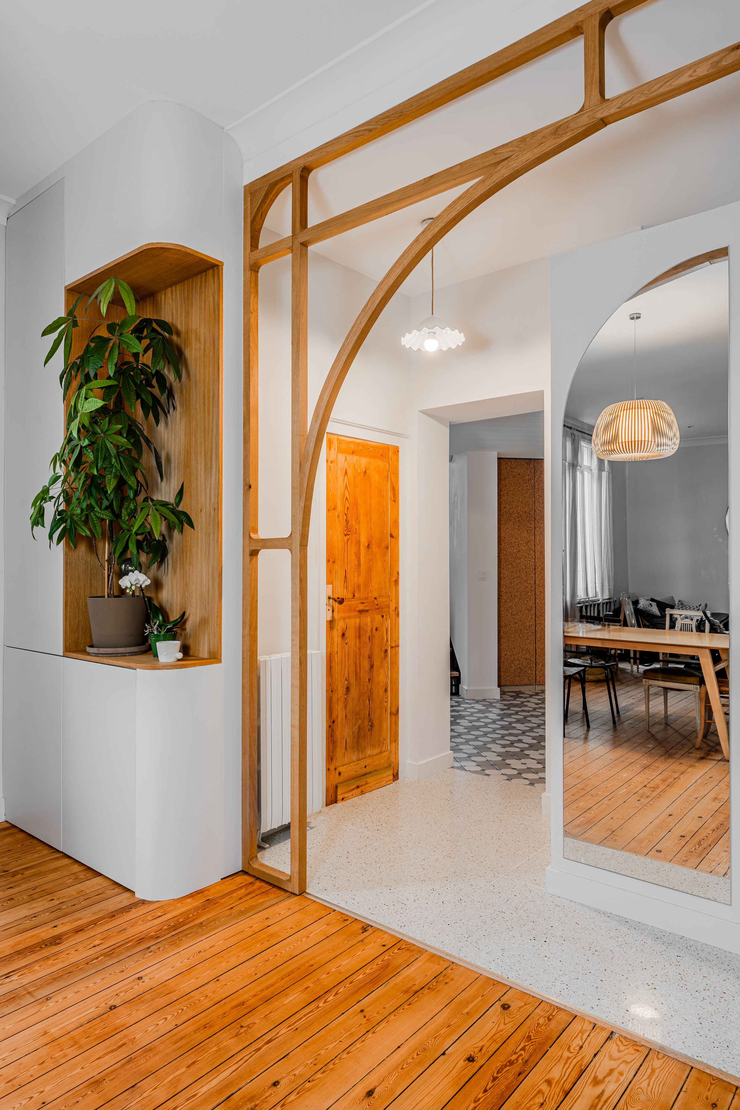 Rénovation d’une cuisine à Pessac avec rangements intégrés et claustra arrondi.