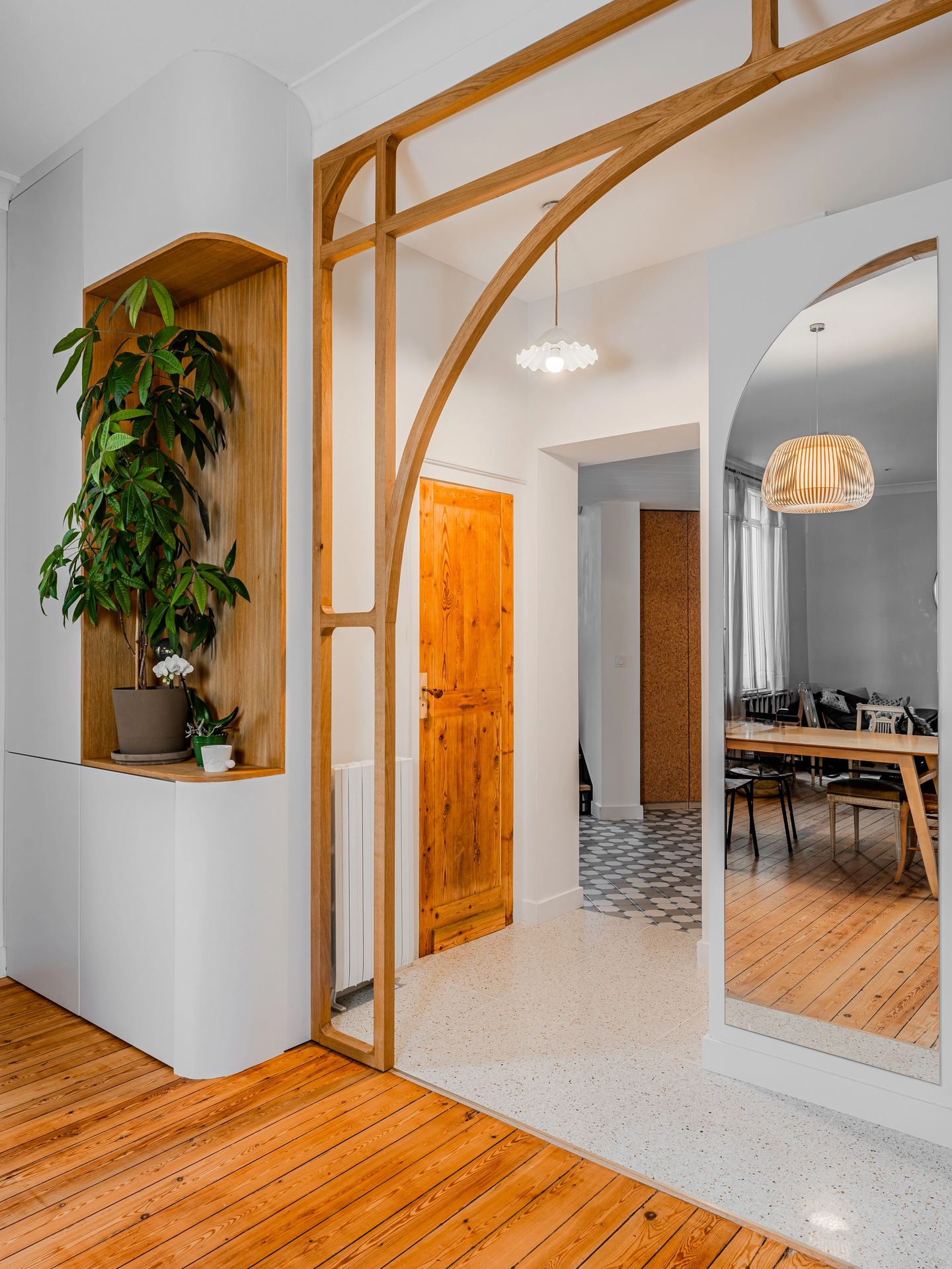 Rénovation d’une cuisine à Pessac avec rangements intégrés et claustra arrondi.