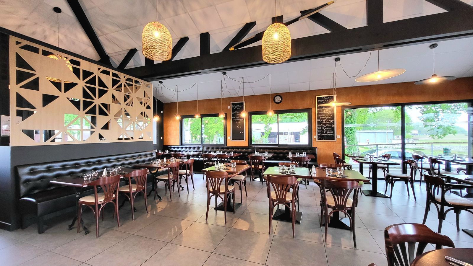 Aménagement intérieur et décoration d’un restaurant steakhouse américain.