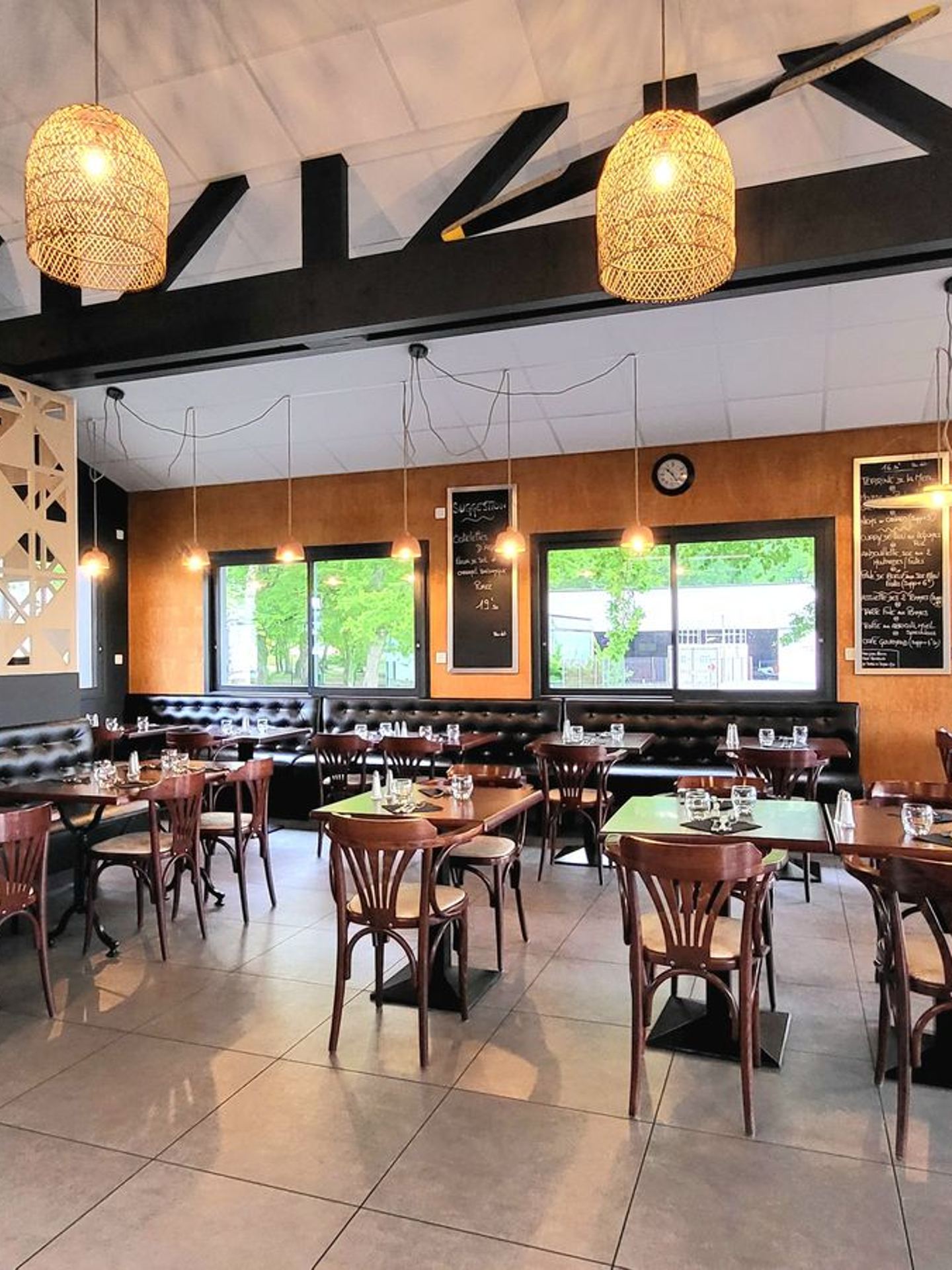 Aménagement intérieur et décoration d’un restaurant steakhouse américain.