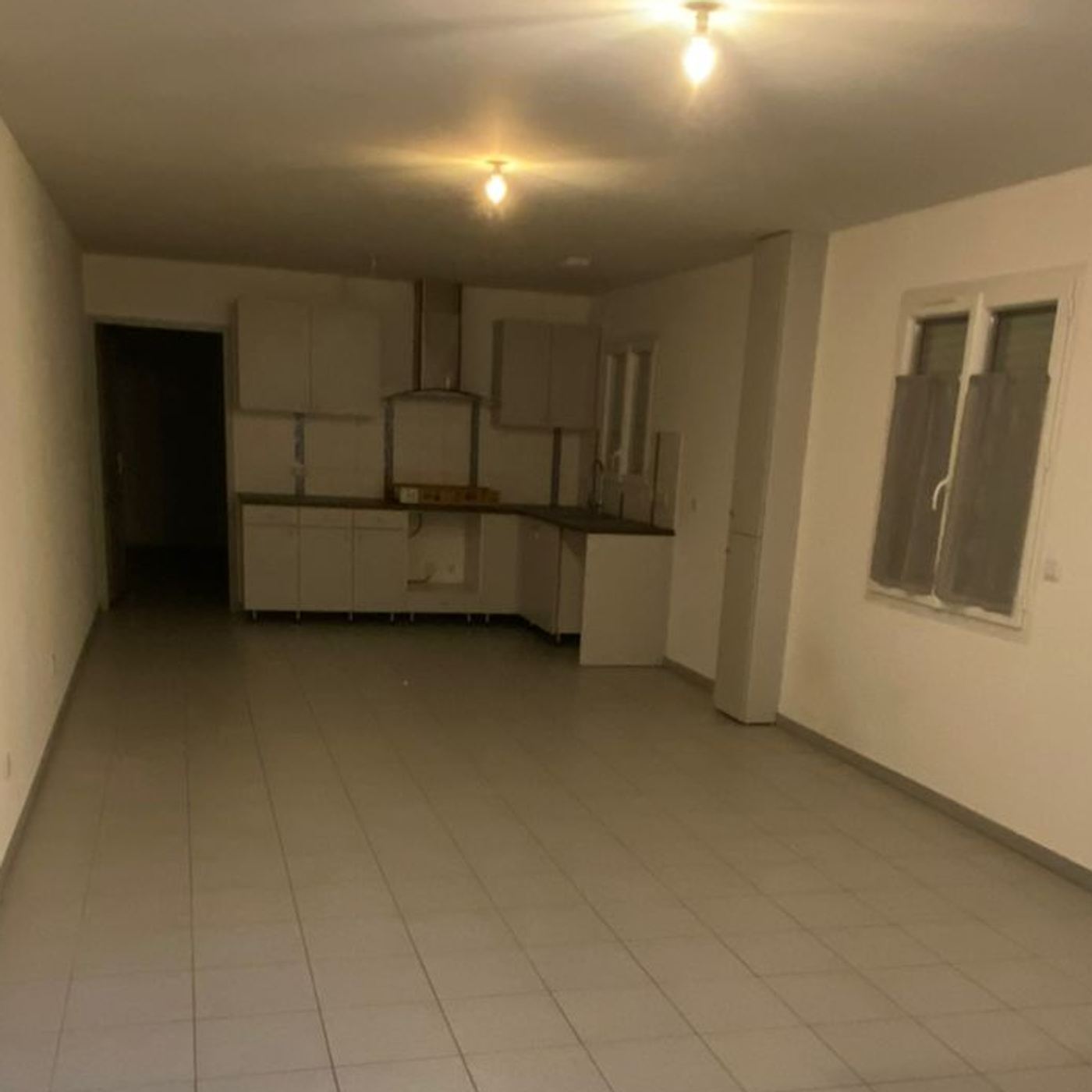 Avant : Aménagement et décoration intérieure d’un bureau de conseil.