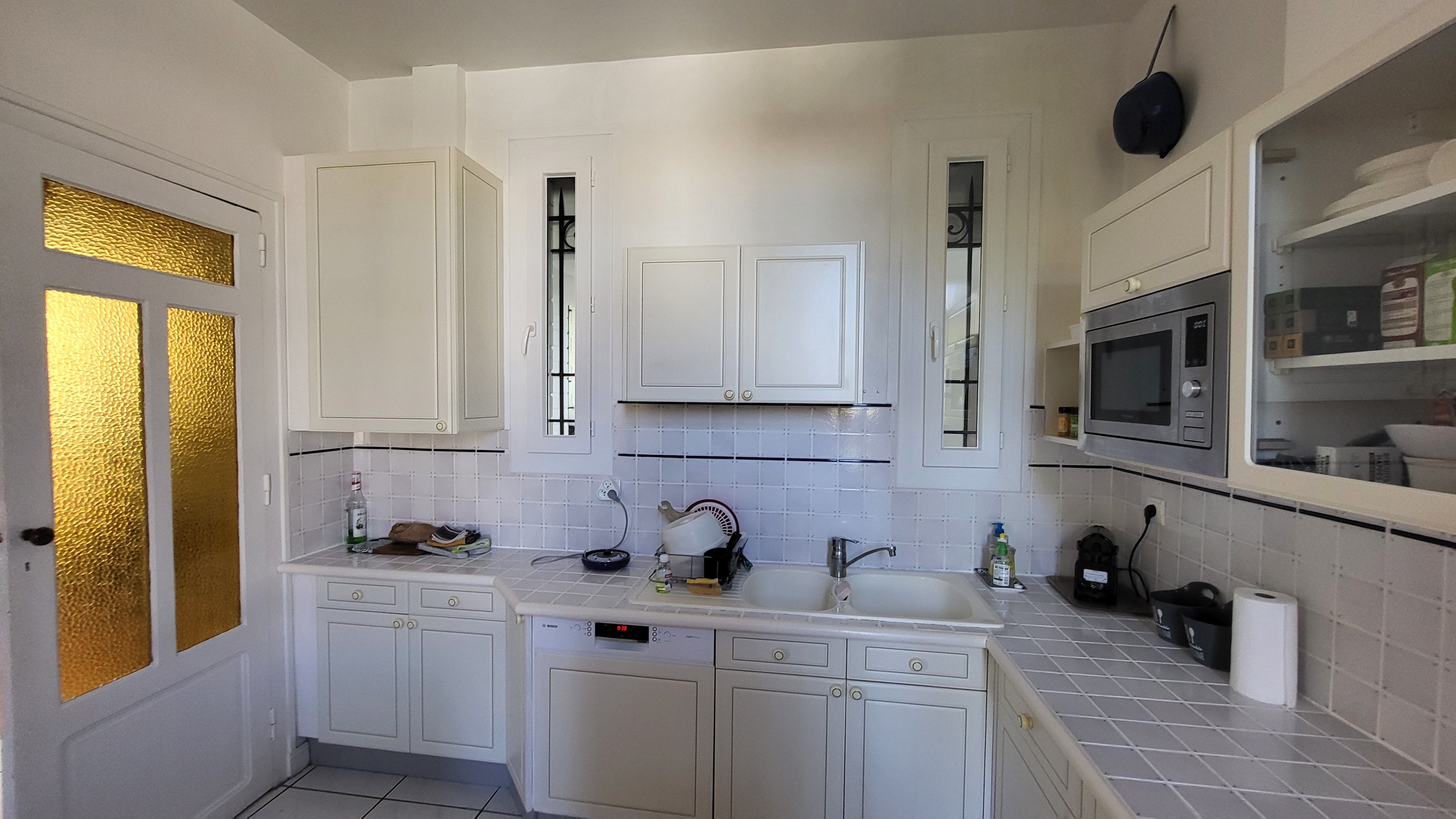 Avant : Rénovation d’une cuisine à Pessac avec rangements intégrés et claustra arrondi.